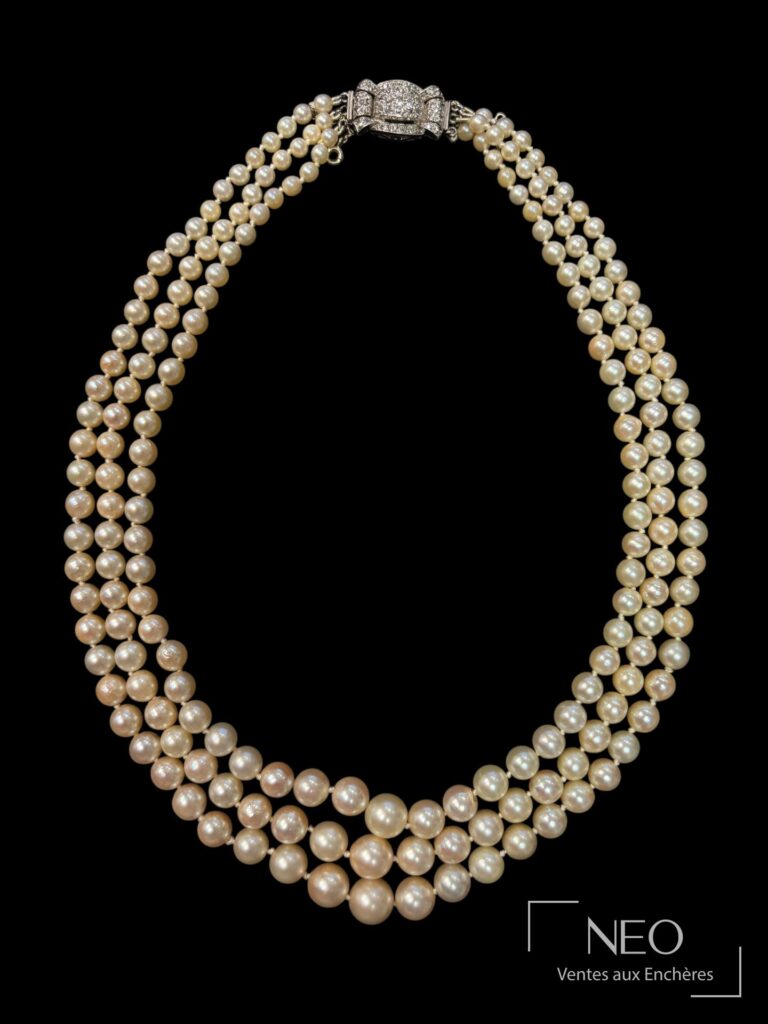 Collier trois rangs de perles de culture en chute sur fond noir