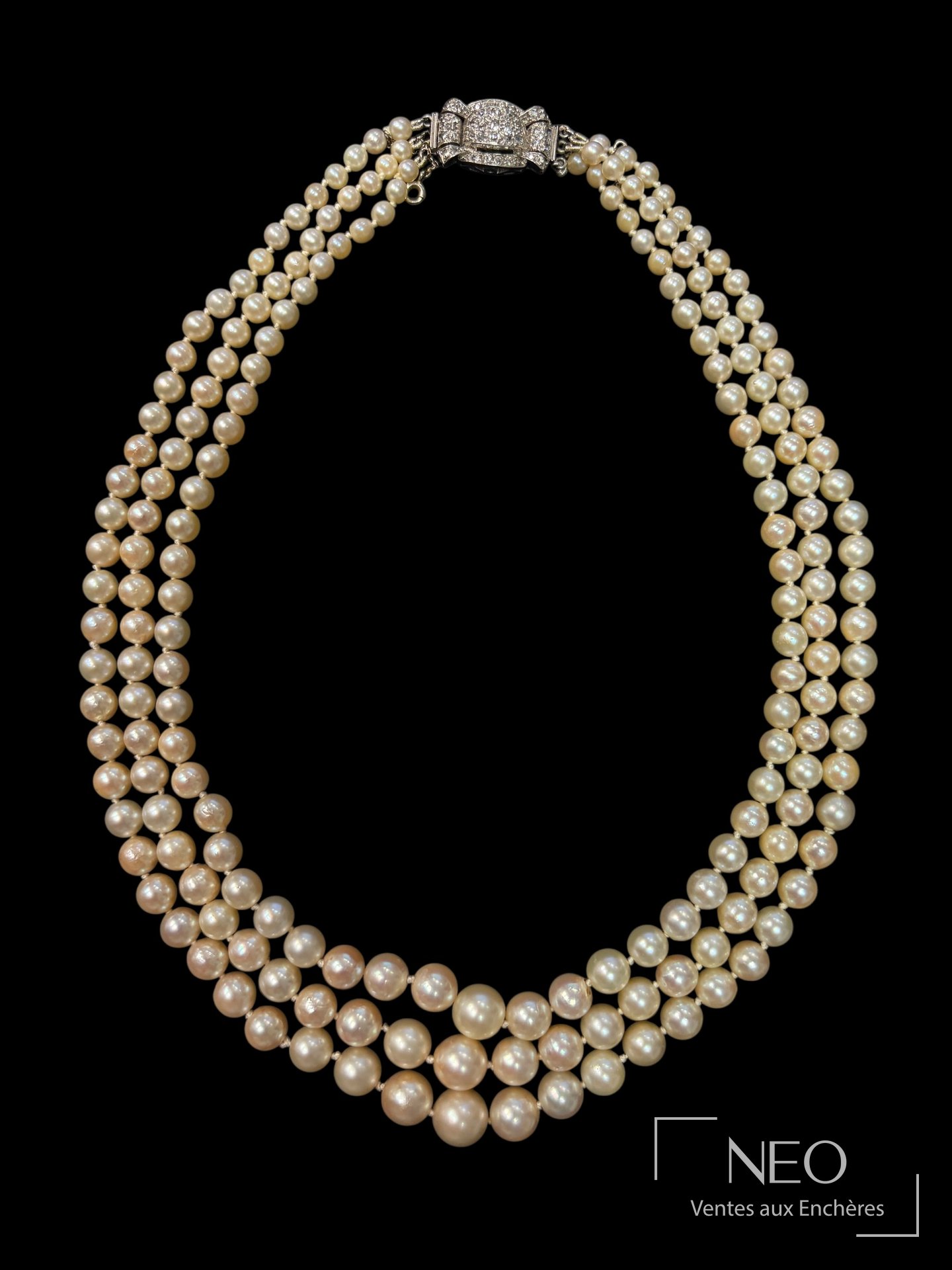 Collier trois rangs de perles de culture en chute sur fond noir