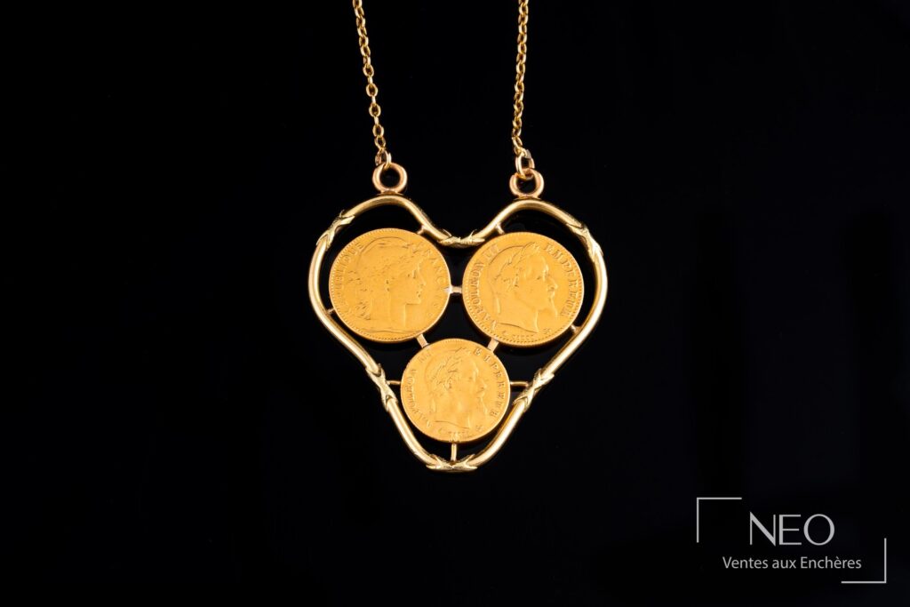 Collier en or jaune avec pendentif en forme de cœur serti de trois pièces