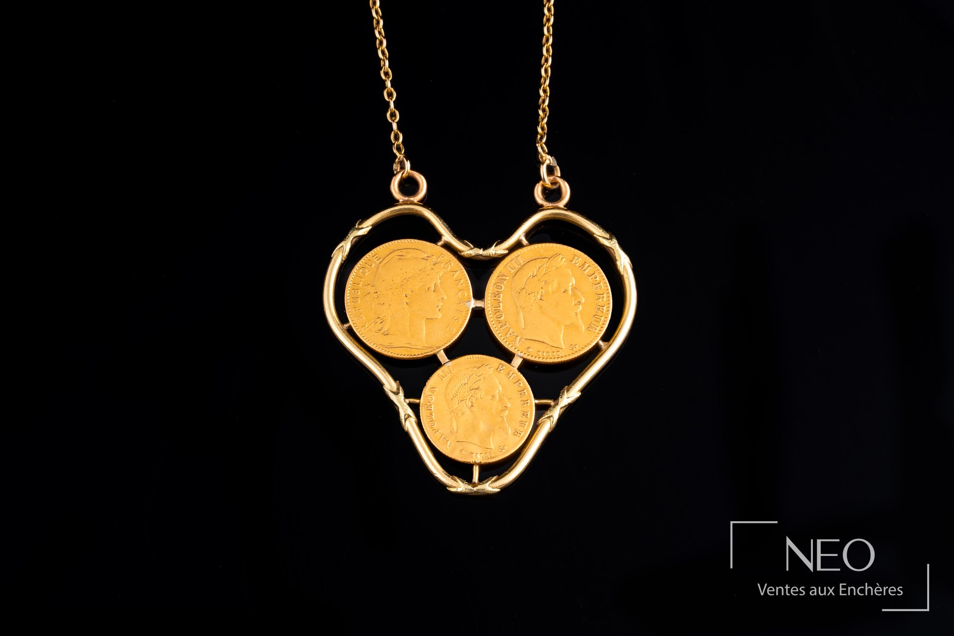 Collier en or jaune avec pendentif en forme de cœur serti de trois pièces