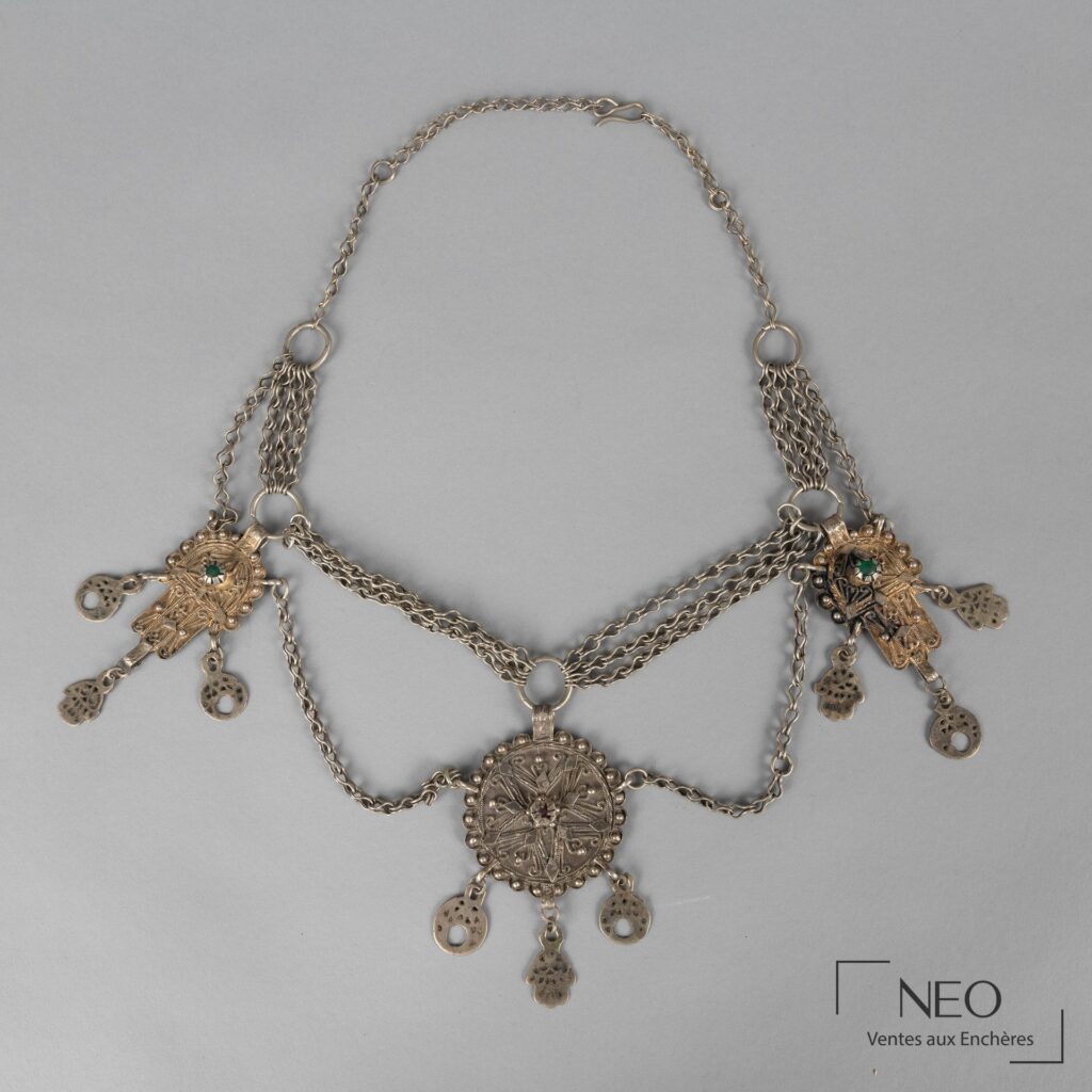 Collier plastron en argent avec mailles fantaisies