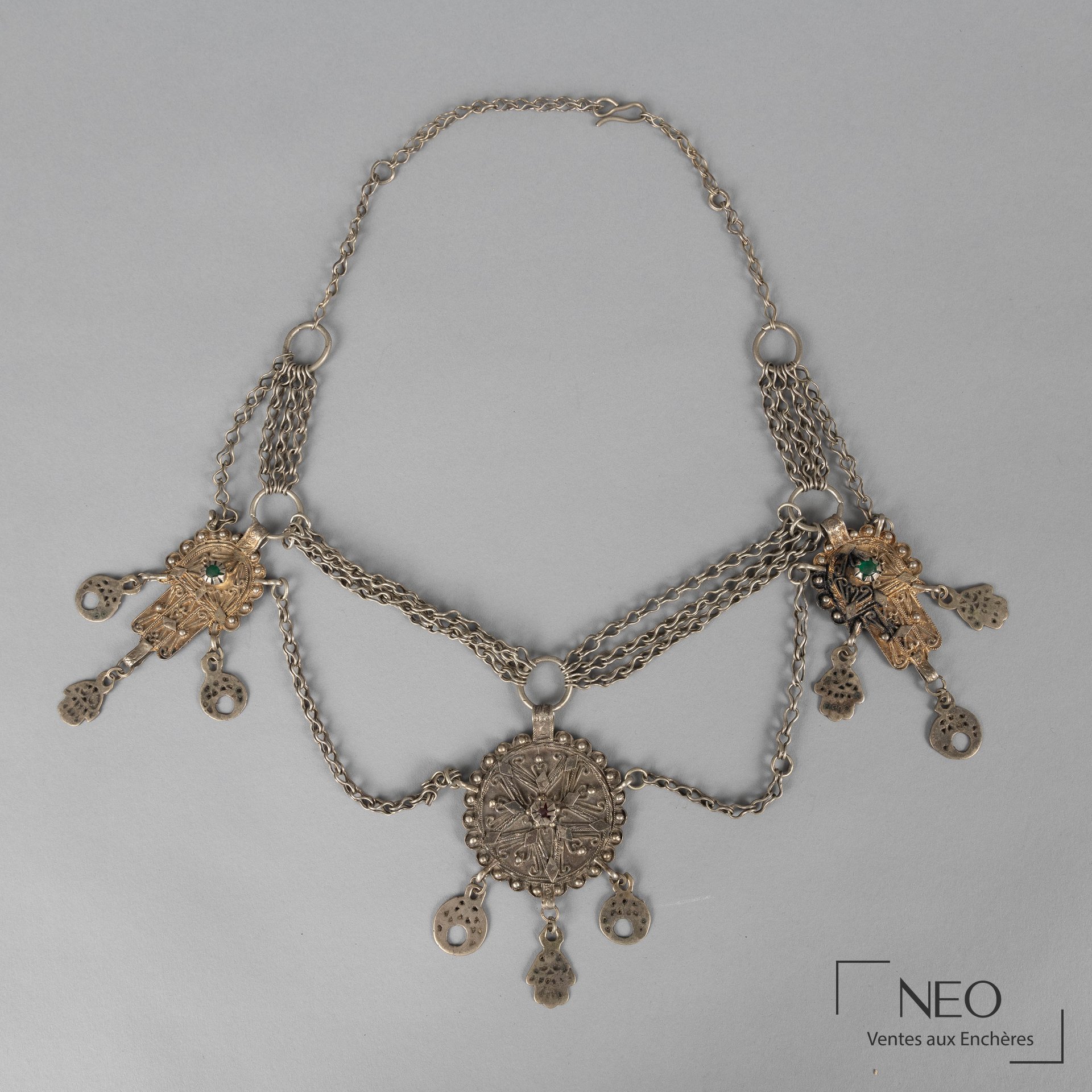 Collier plastron en argent à mailles fantaisies et pendeloques