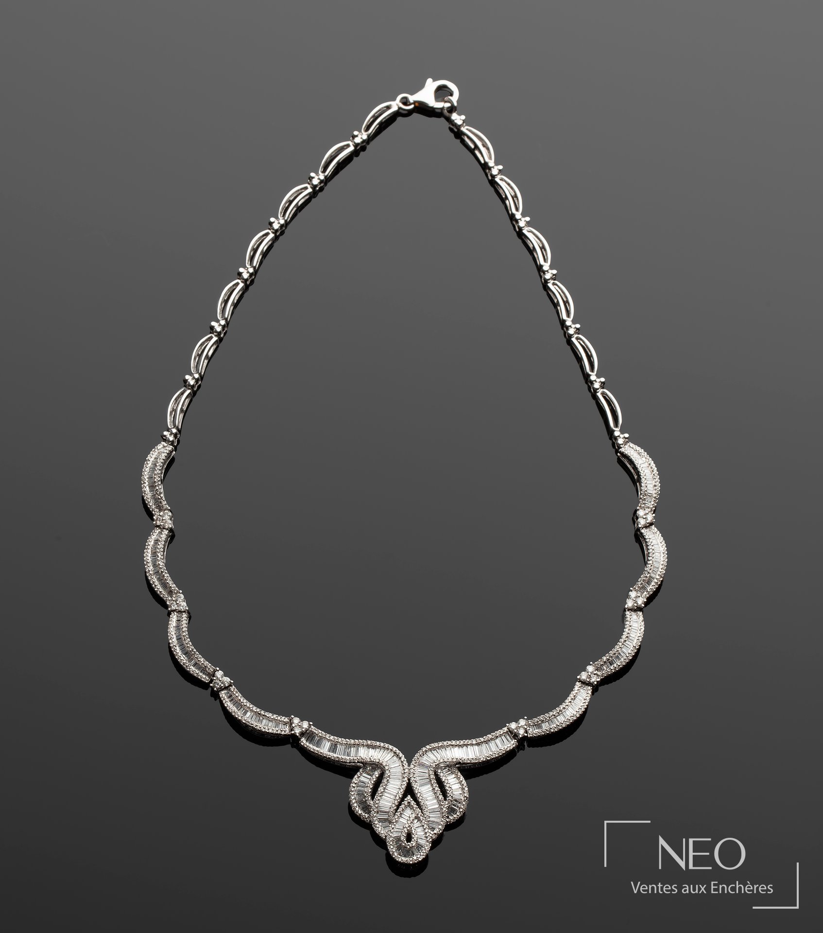 Collier plastron en or gris serti de diamants sur fond gris