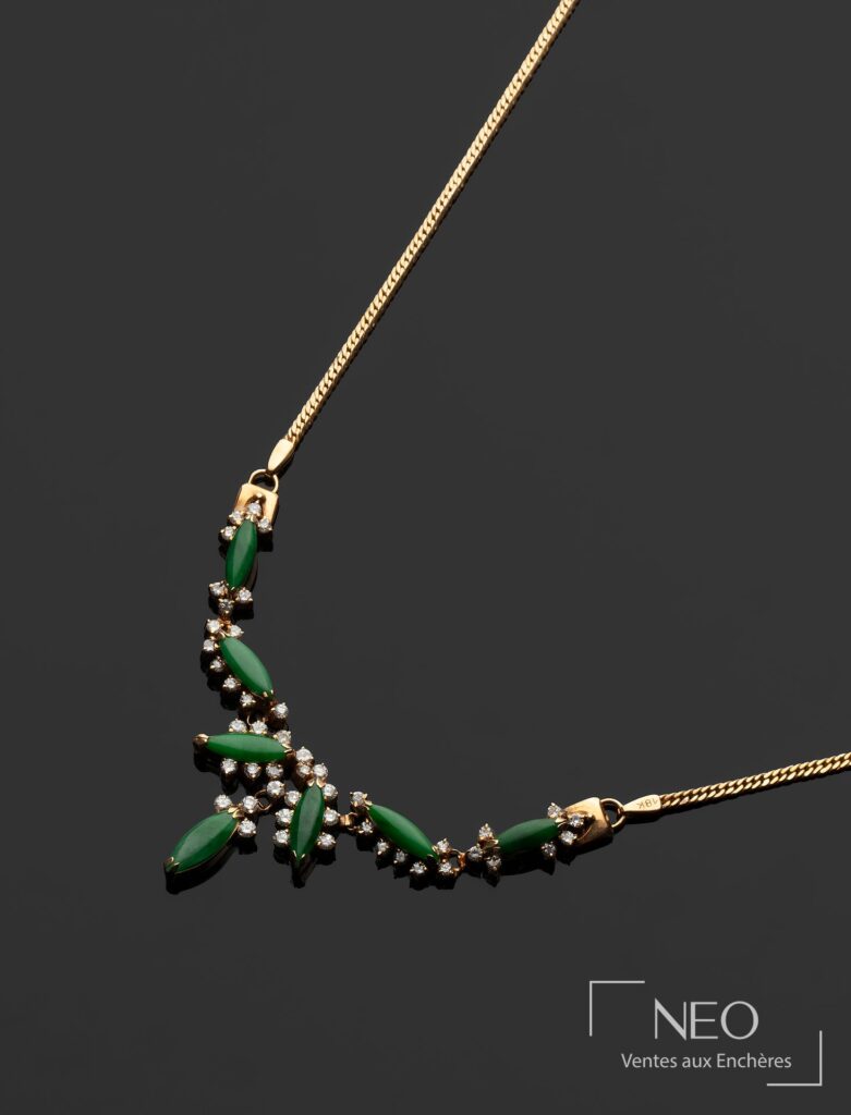Collier plastron en or jaune serti de jade vert et de diamants sur fond sombre