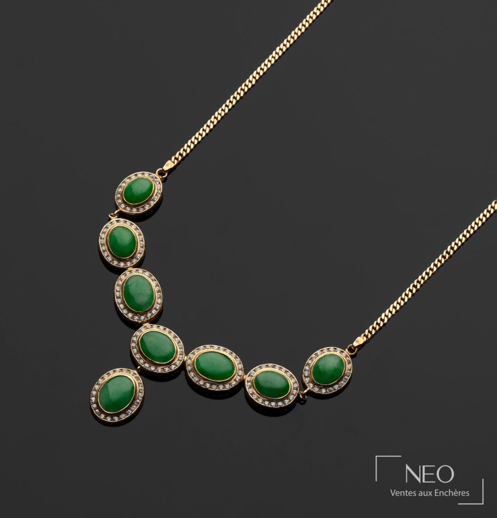 Collier plastron en or jaune orné de cabochons de jade et de diamants