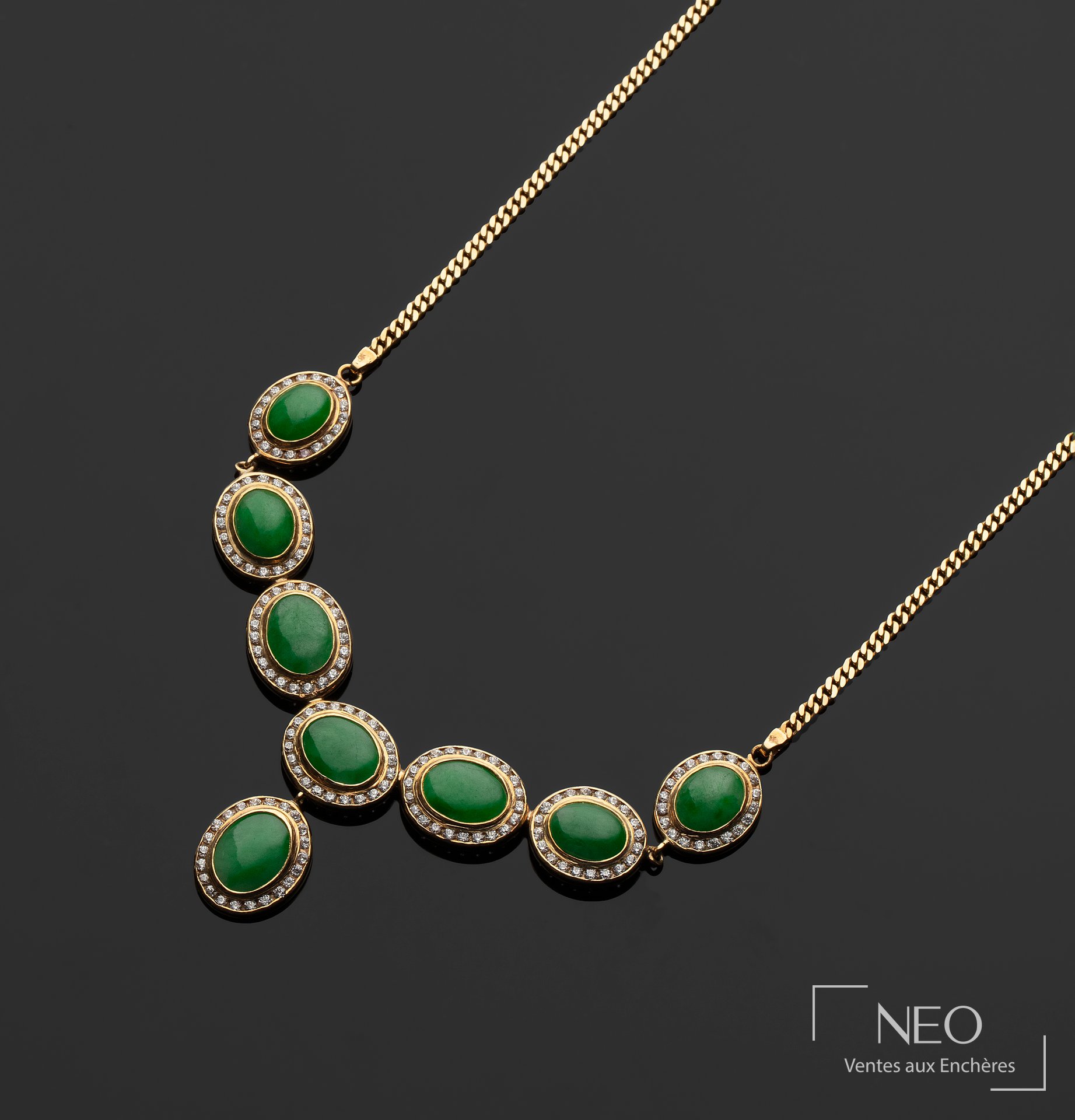 Collier plastron en or jaune orné de cabochons de jade et de diamants