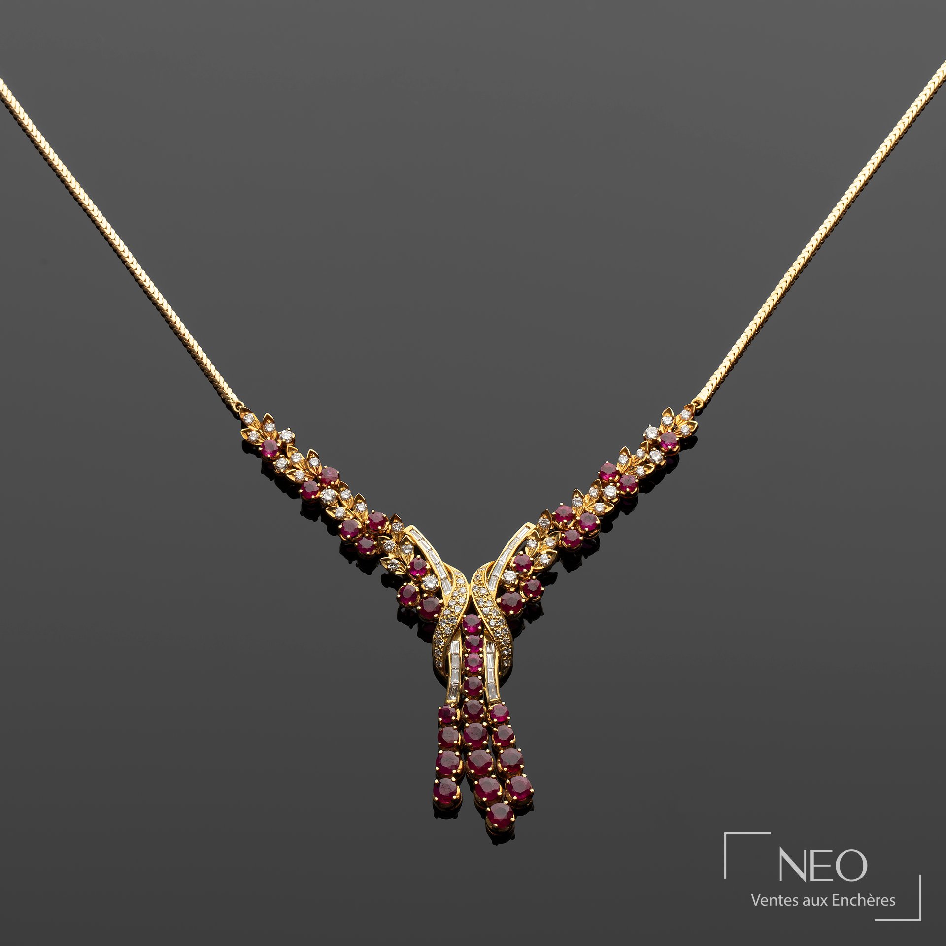 Collier plastron en or jaune avec rubis et diamants