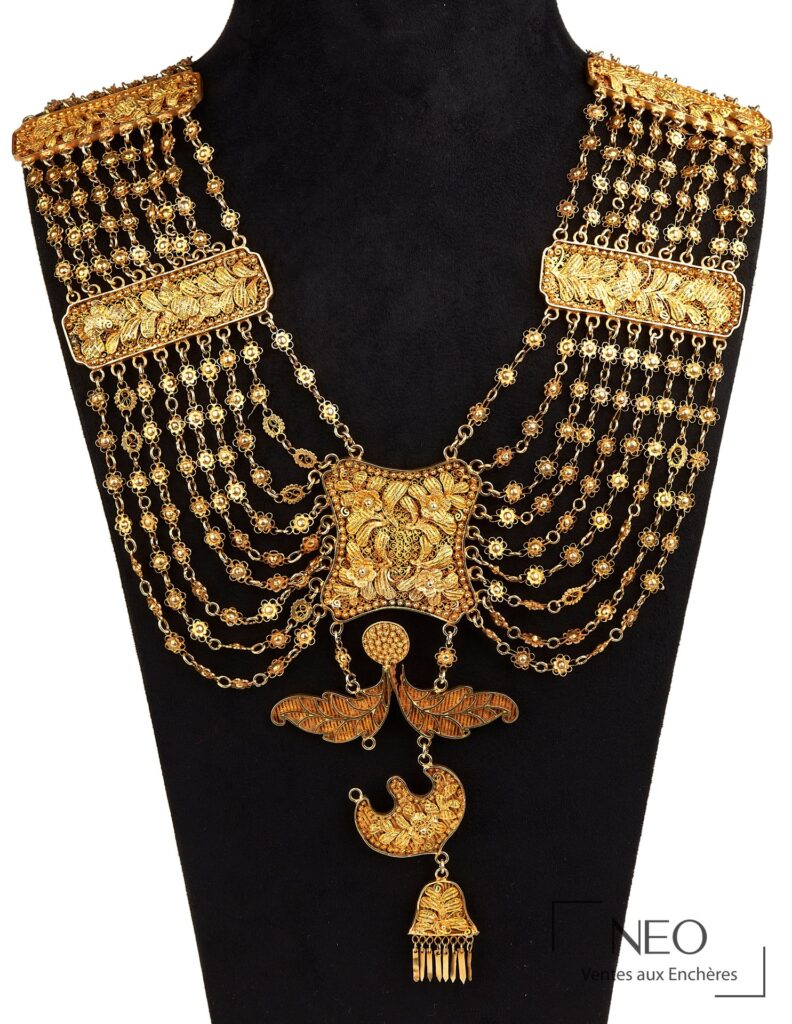 Collier plastron en vermeil à neuf rangs sur support noir