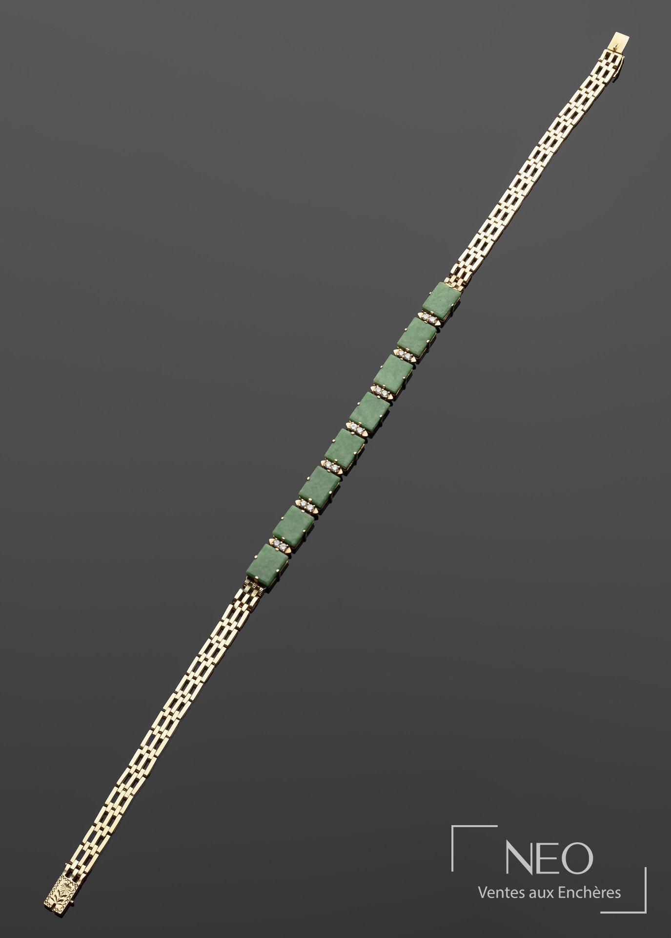 Collier ras de cou en or jaune avec plaques de jade et diamants sur fond gris