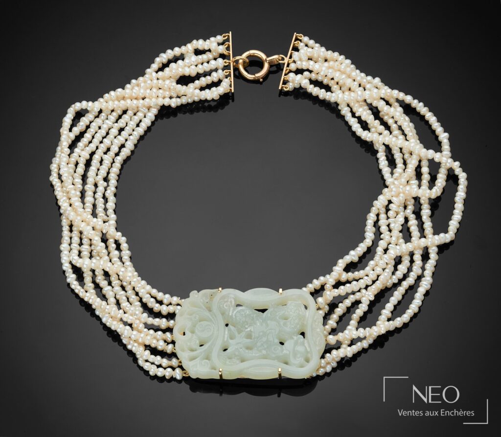 Collier ras-de-cou en perles blanches avec plaque centrale en néphrite céladon sculptée de dragons