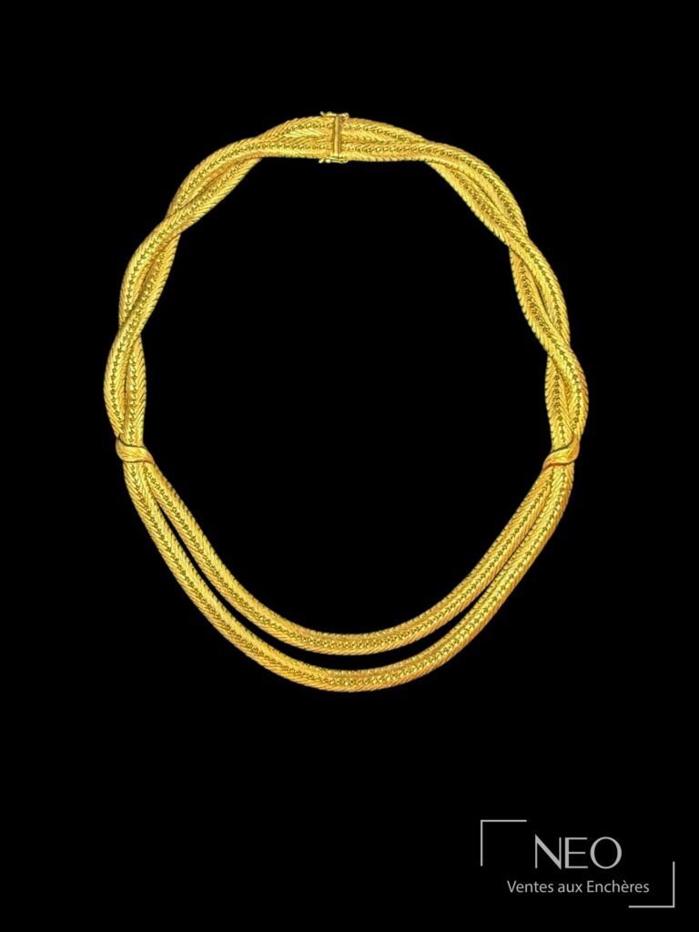 Collier ras de cou en or jaune à double maille chevron torsadée sur fond noir
