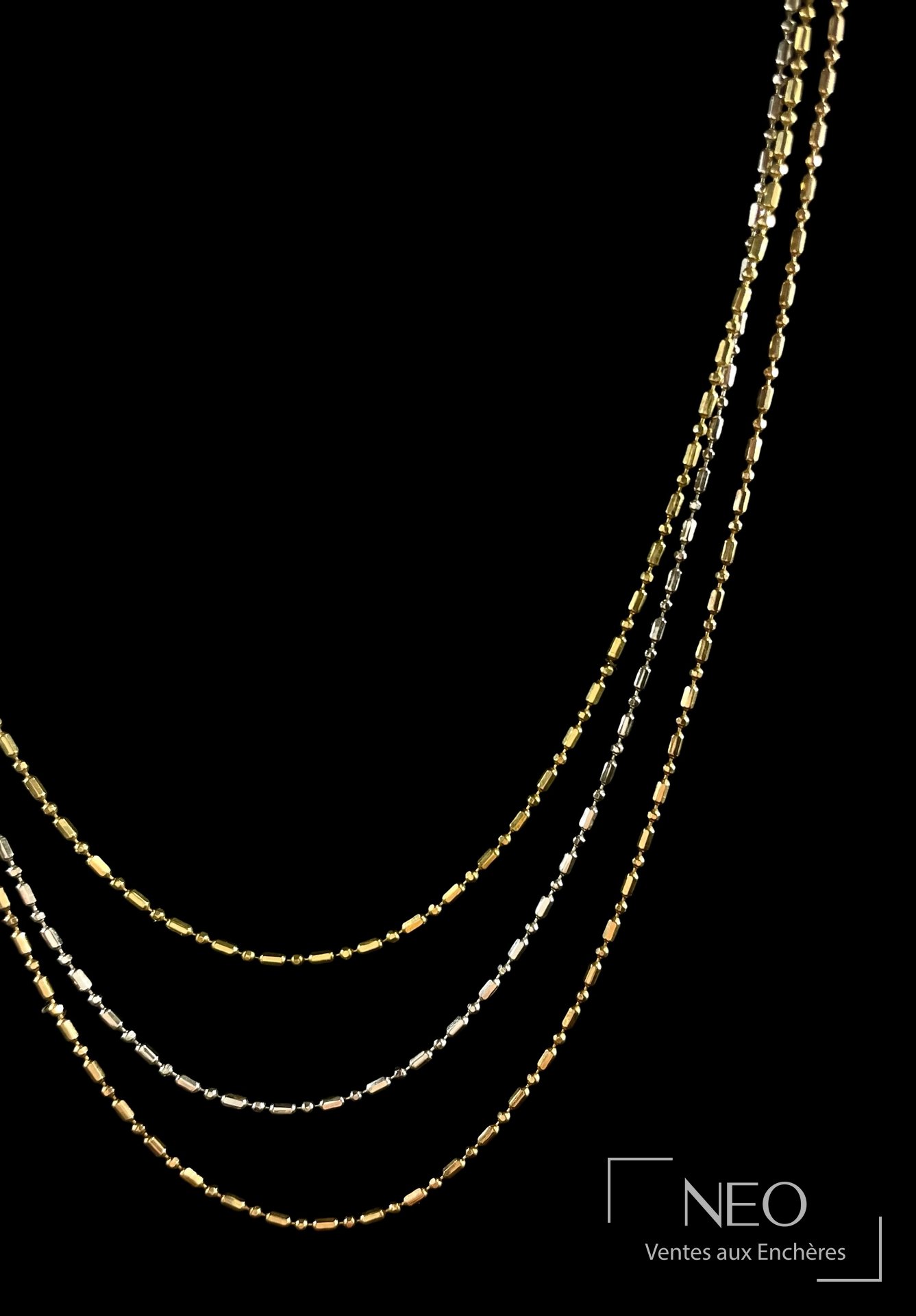 Collier ras-de-cou draperie en or de trois tons sur fond noir
