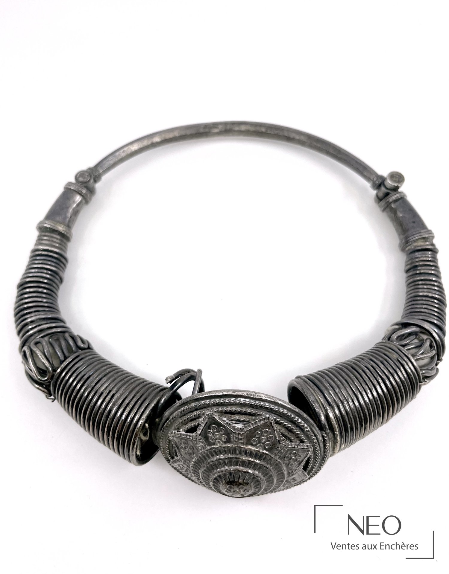 Collier torque en argent avec médaillon central à décor floral