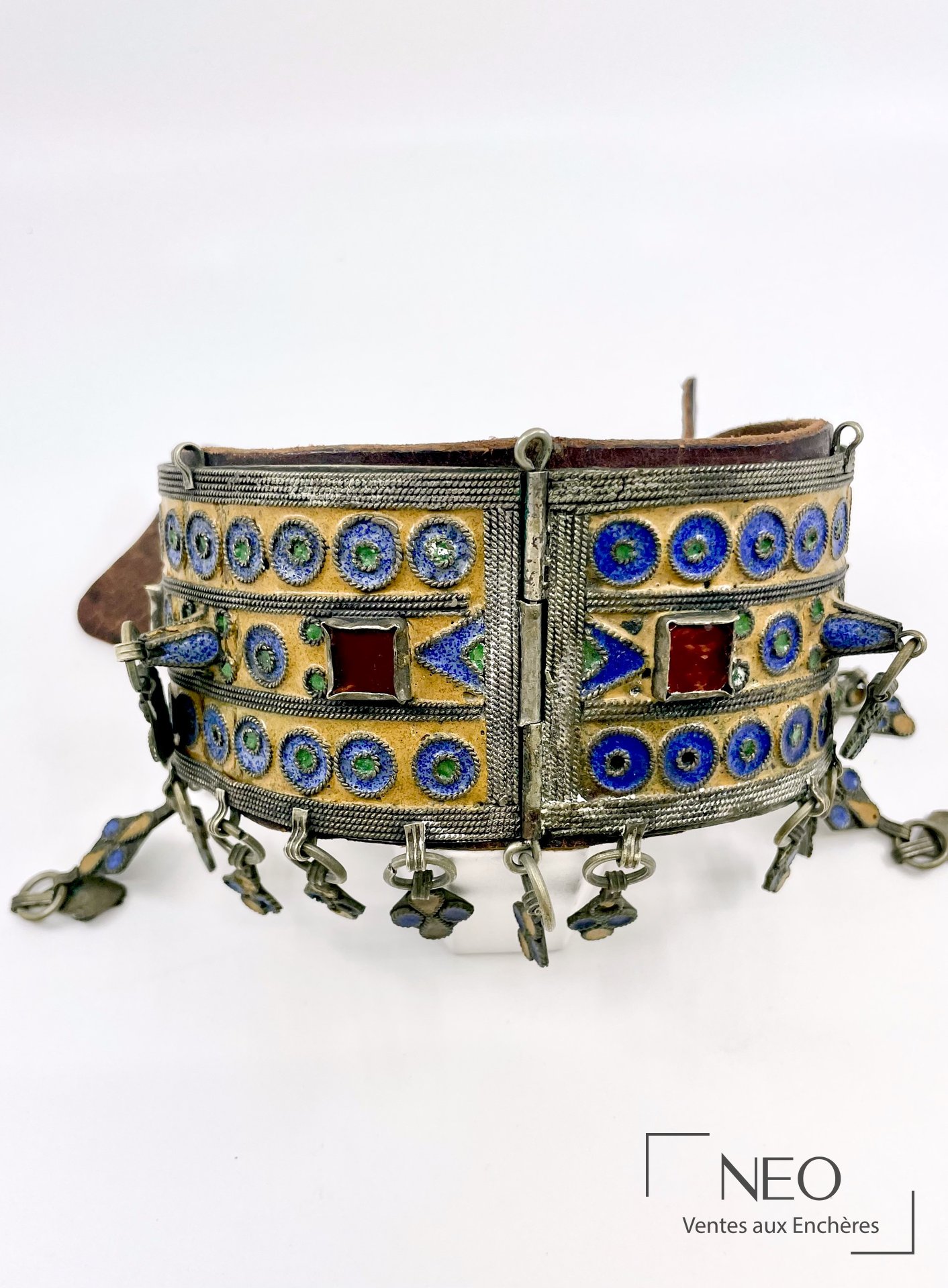 Collier en métal argenté à décor émaillé bleu