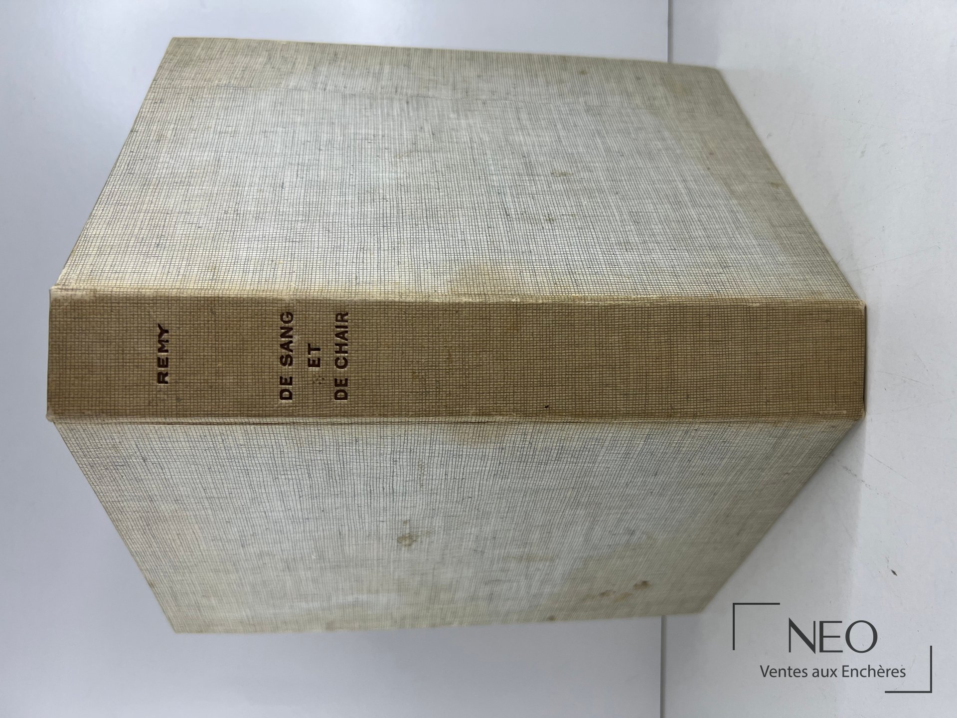 Étui beige d’un livre de Colonel Remy