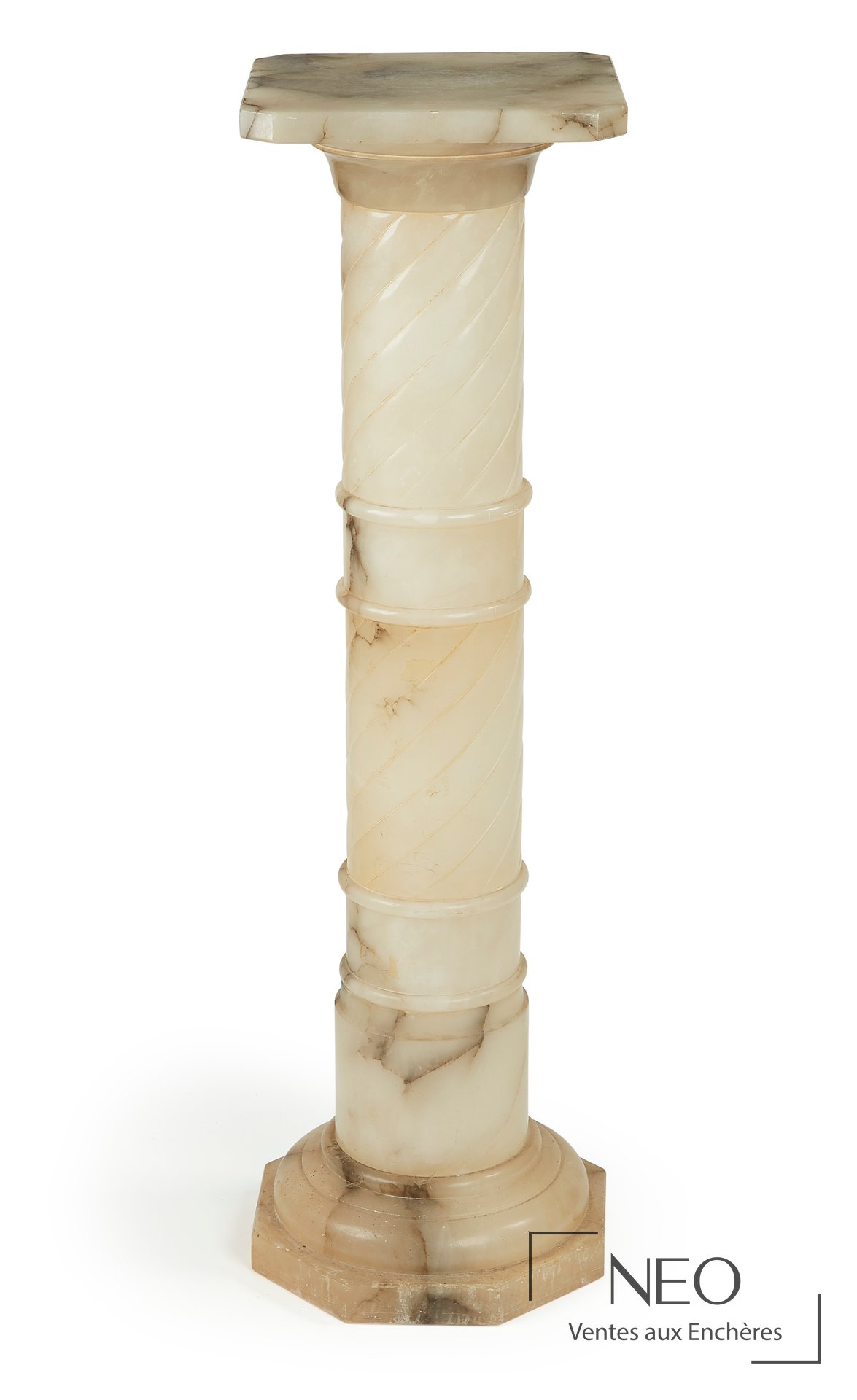 Colonne de présentation en marbre blanc et gris avec fût torsadé et plateau rectangulaire