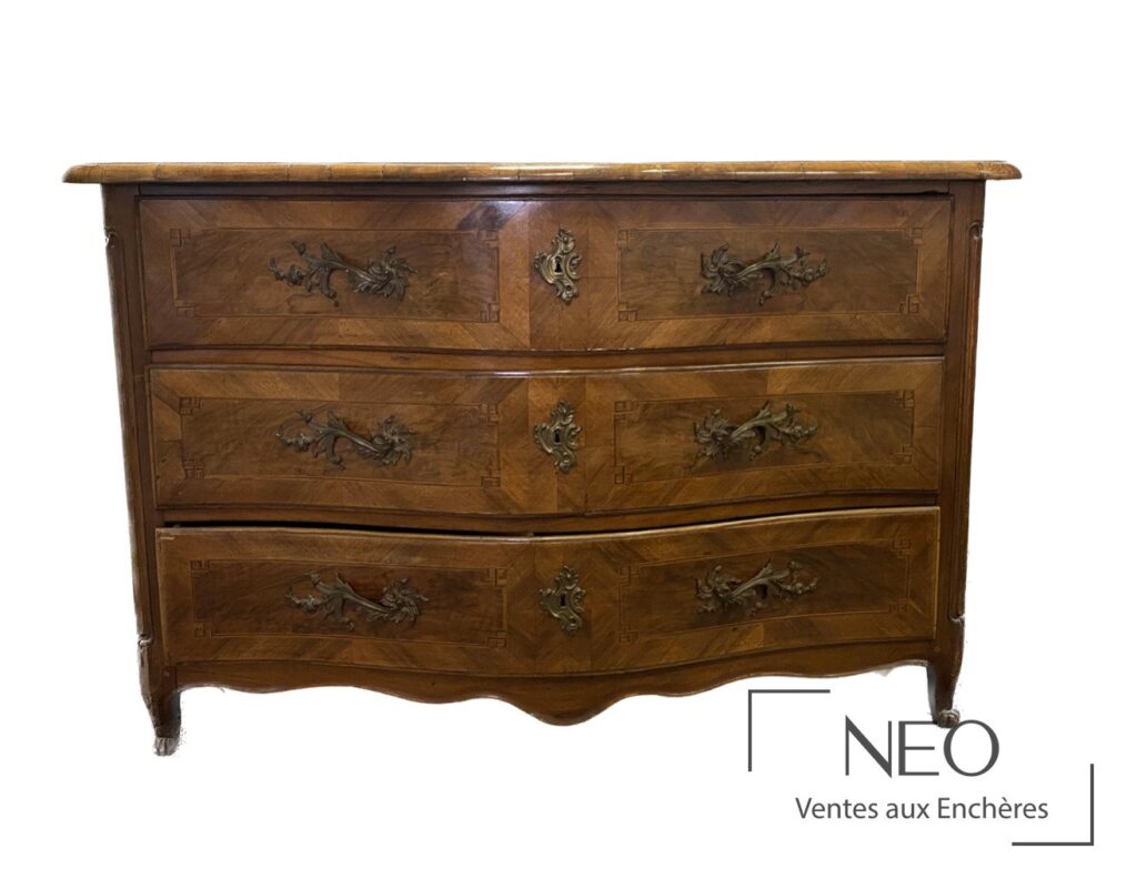 Commode à façade arbalète en bois de frisage