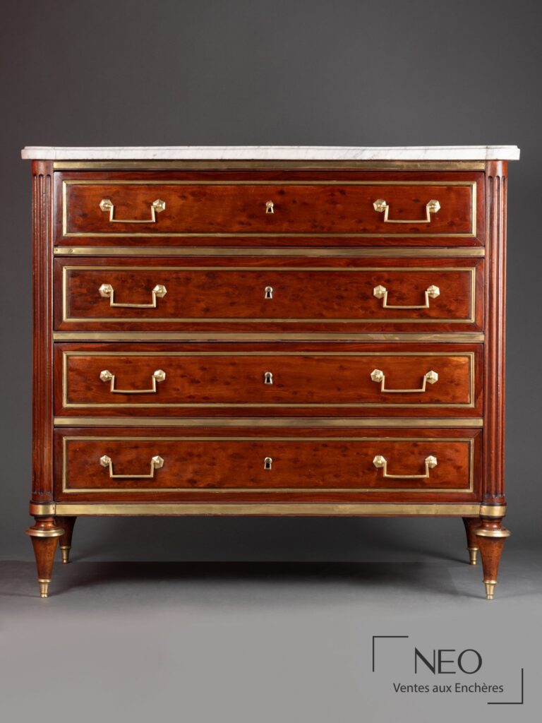 Commode Louis XVI en bois et placage d’acajou