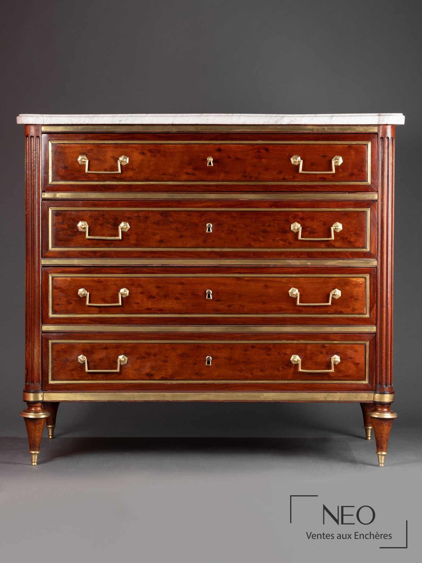 Commode Louis XVI en bois et placage d’acajou
