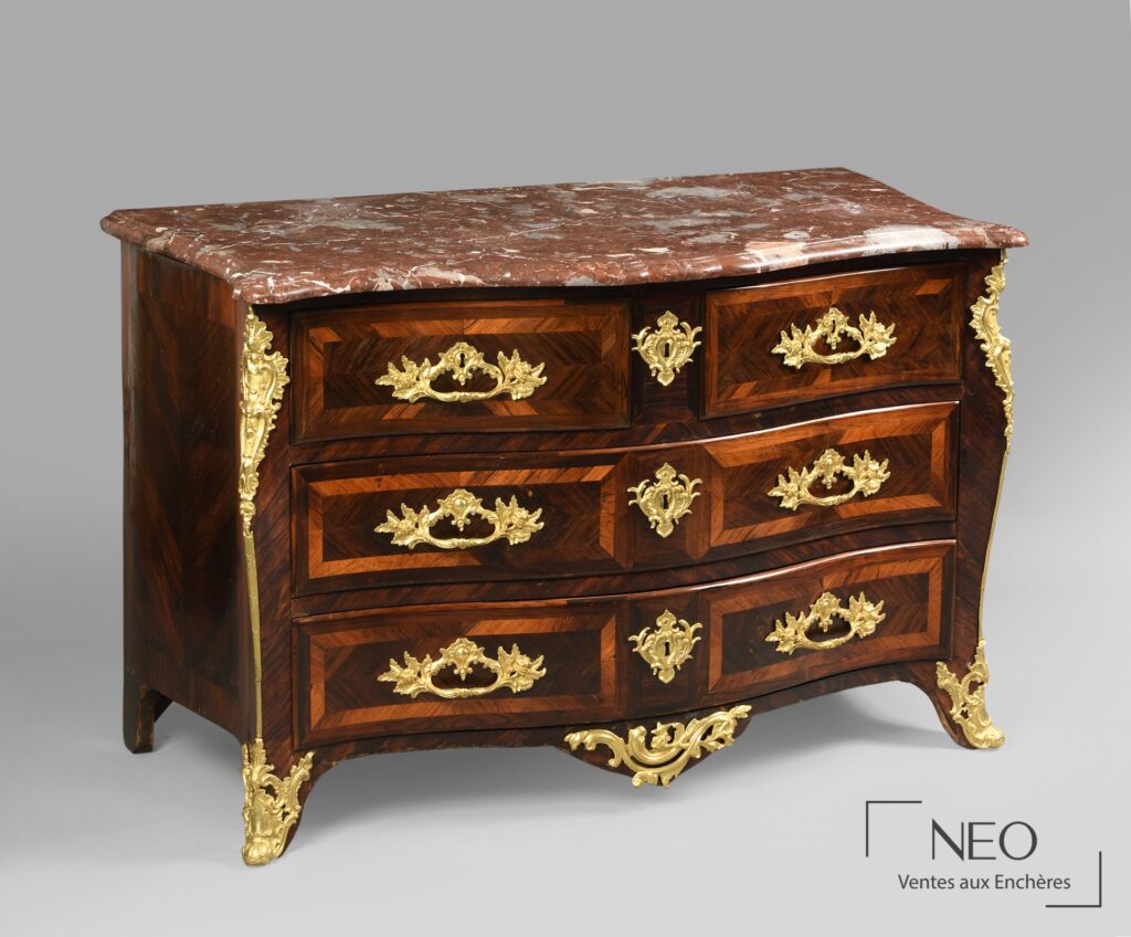 Commode tombeau en bois de placage à façade mouvementée