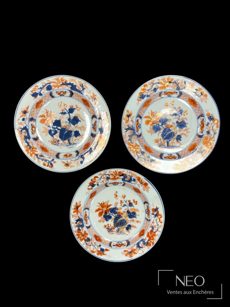 Trois assiettes en porcelaine Kangxi décorées de fleurs en bleu