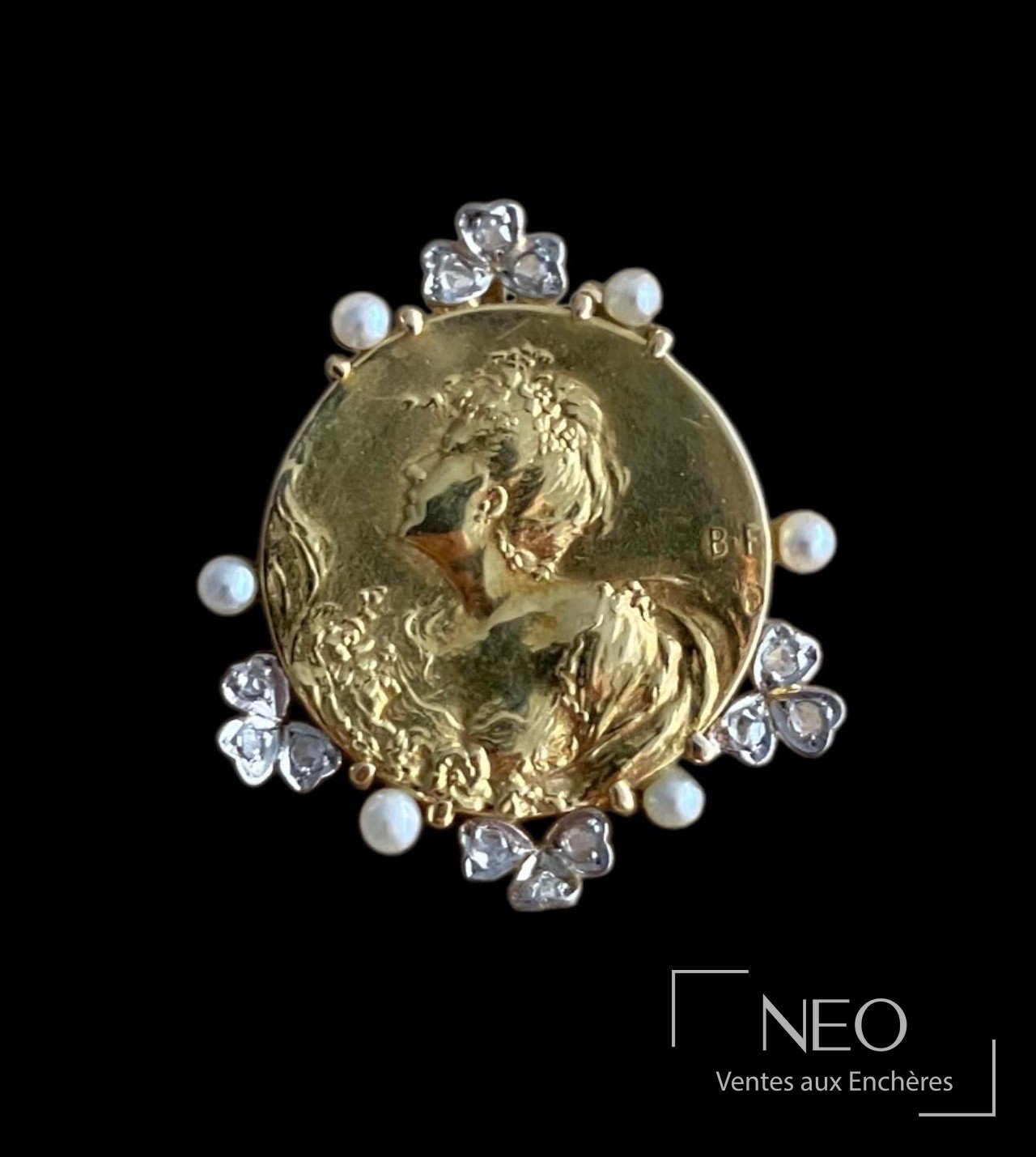 Pendentif rond en or jaune avec profil féminin