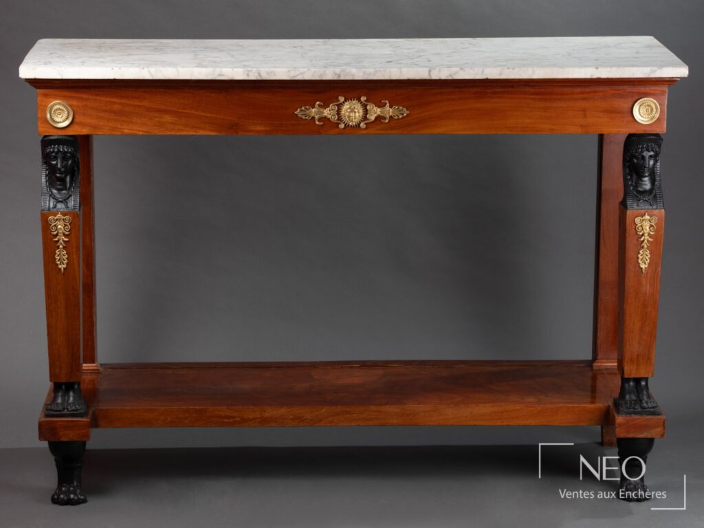 Console en acajou avec plateau en marbre gris et montants ornés de têtes d’égyptiennes