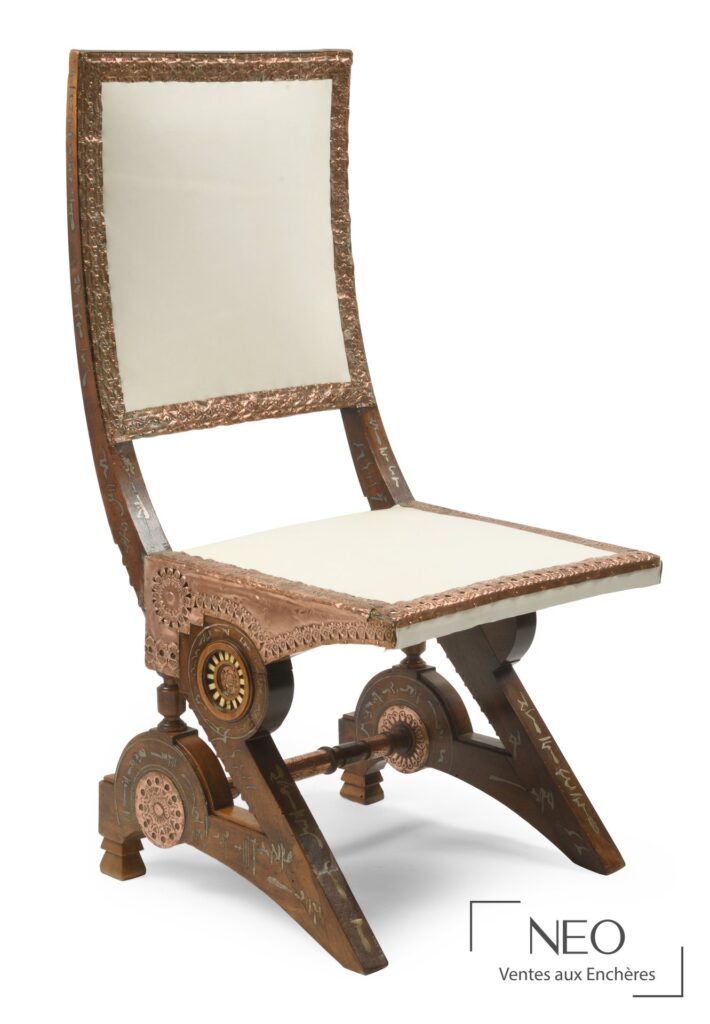 Chaise en bois et décor de cuivre vu de face