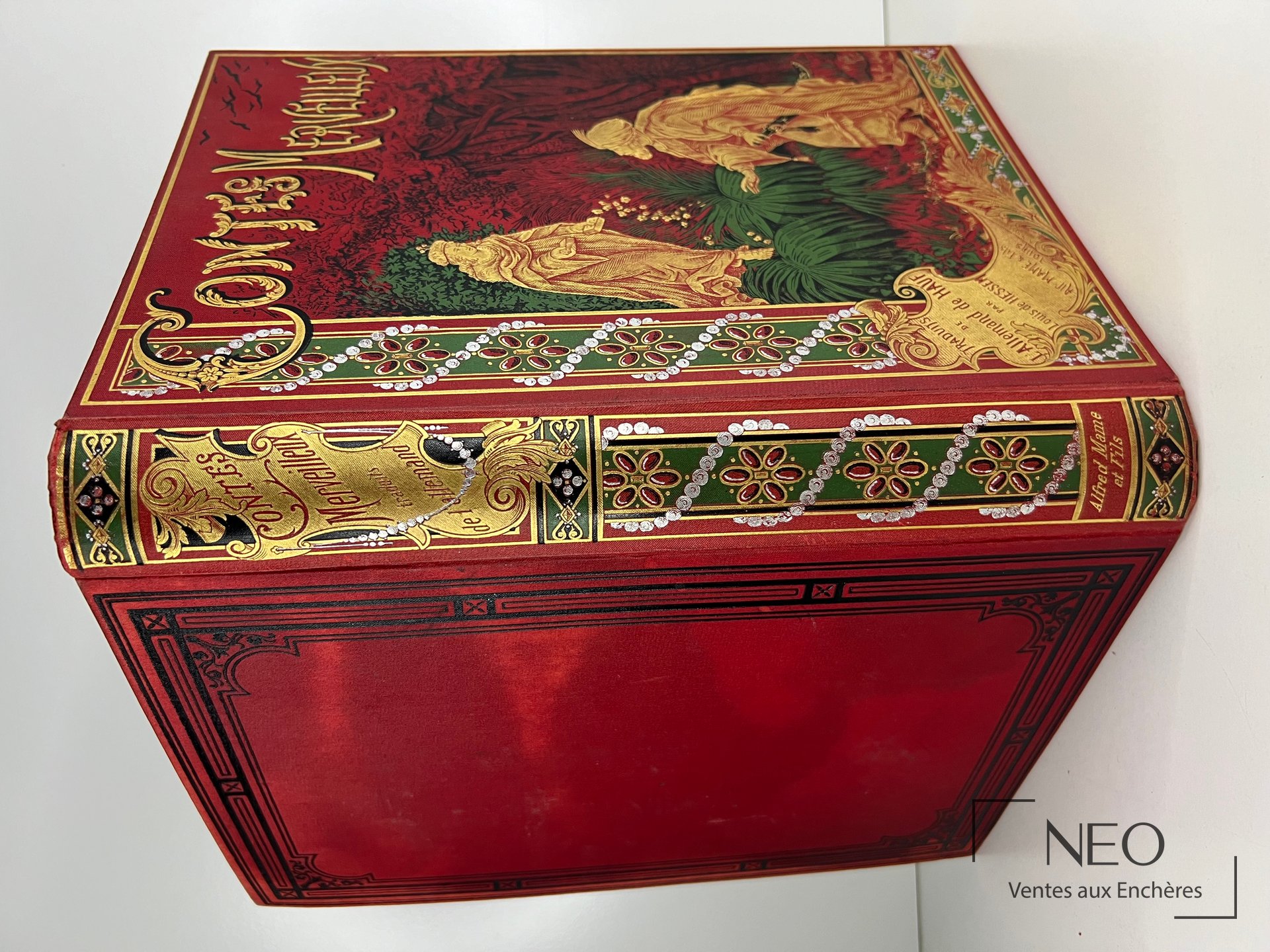 Couverture rouge et or de Contes merveilleux de W. Hauff