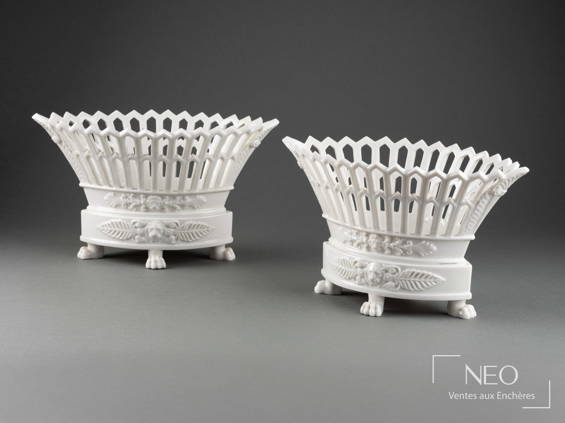 Paire de corbeilles pot-pourris en porcelaine blanche à tressage ajouré