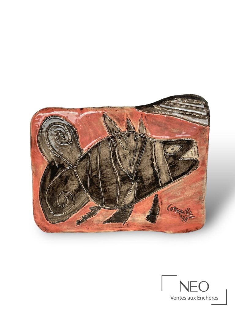 Plaque rectangulaire de Corneille avec poisson stylisé noir sur fond rose