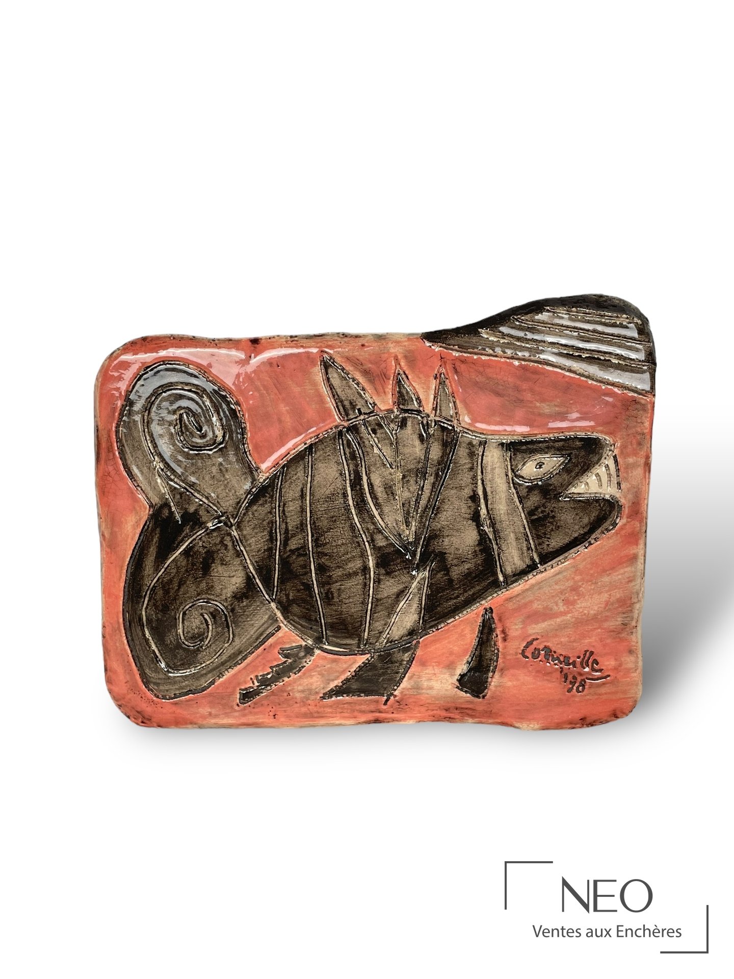 Plaque rectangulaire de Corneille avec poisson stylisé noir sur fond rose