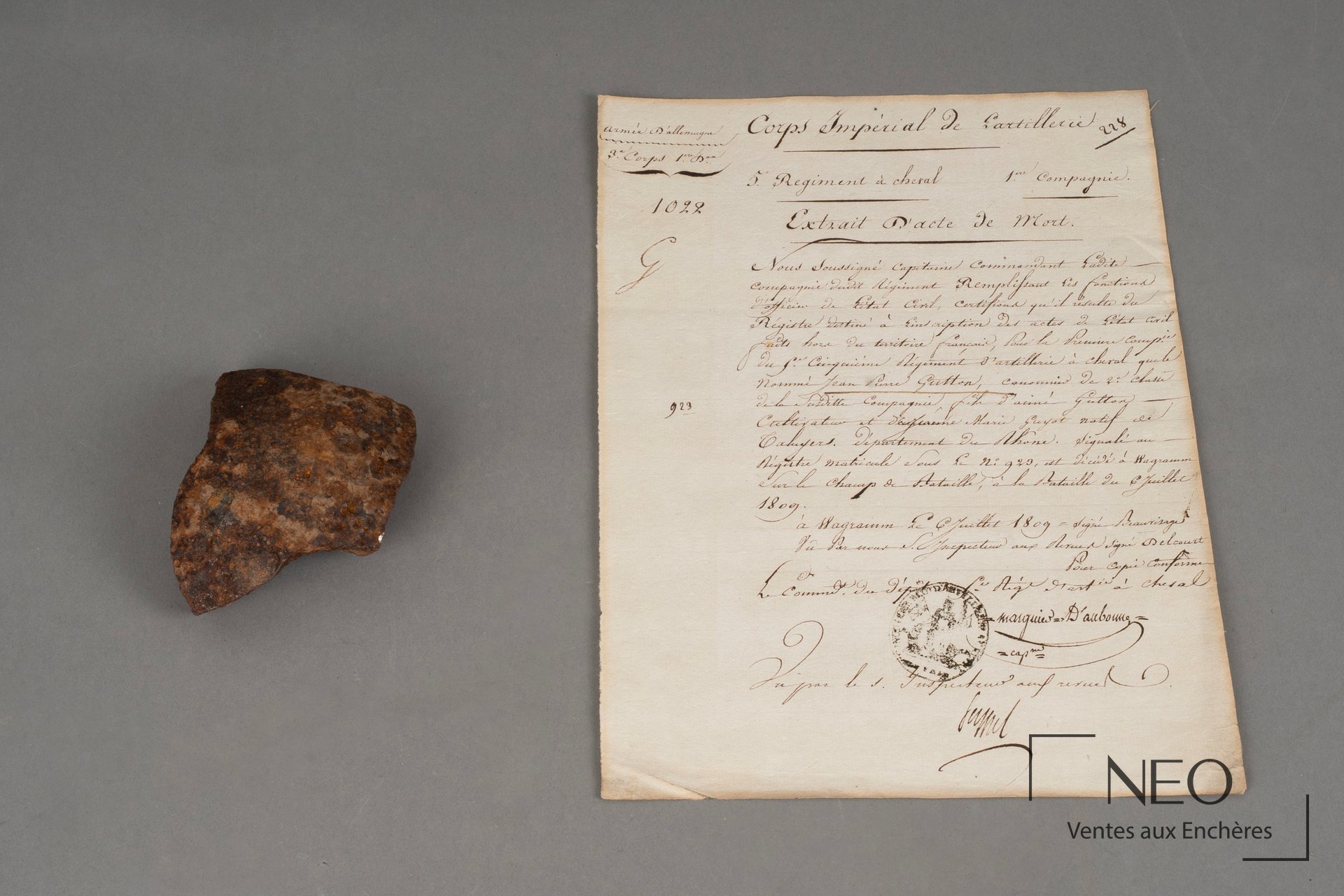 Extrait d acte de mort manuscrit et éclat d obus sur fond gris