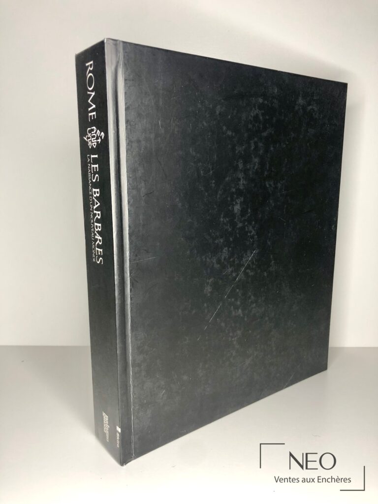 Couverture noire du catalogue Rome et les barbares en vue trois quarts