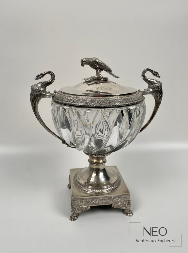 Coupe en argent et cristal avec couvercle chiffré et anses en forme de cygnes