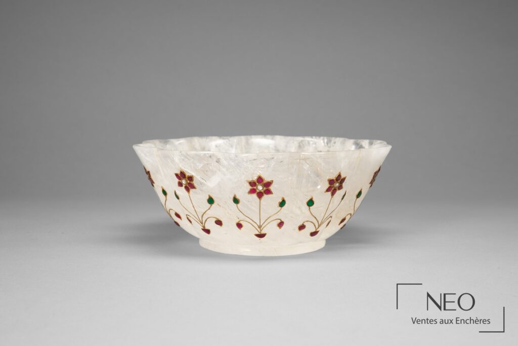 Coupe polylobée en cristal de roche avec décor floral émaillé et filets dorés