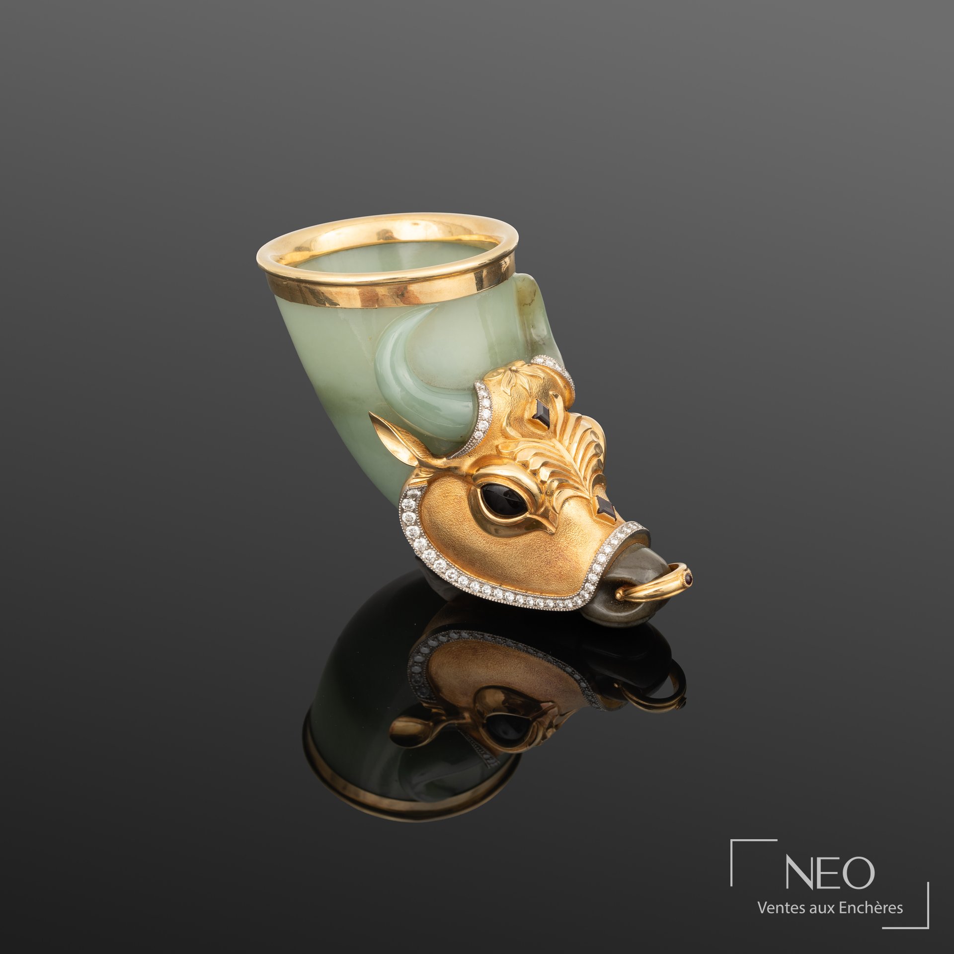 Coupe rhyton à tête de taureau en jade néphrite et or