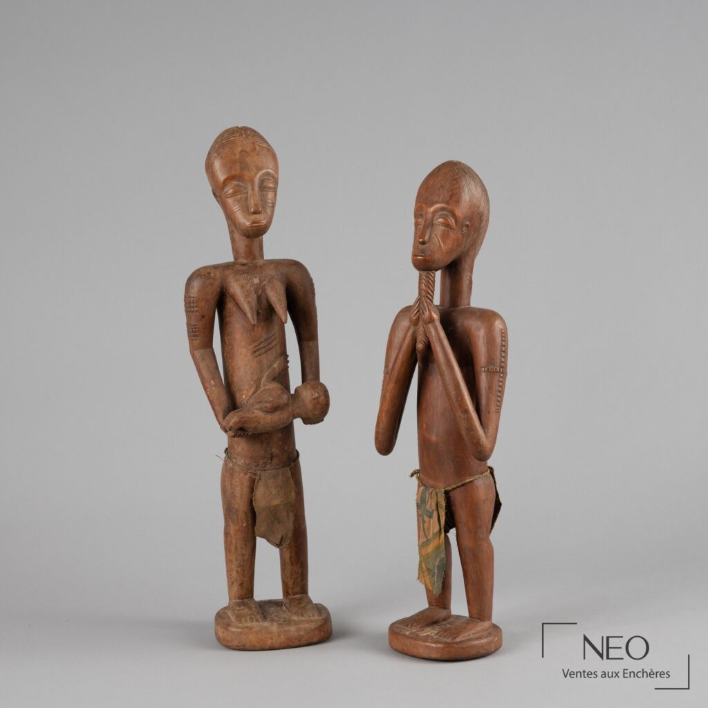 Couple de statues en bois avec deux figures debout sur bases rectangulaires