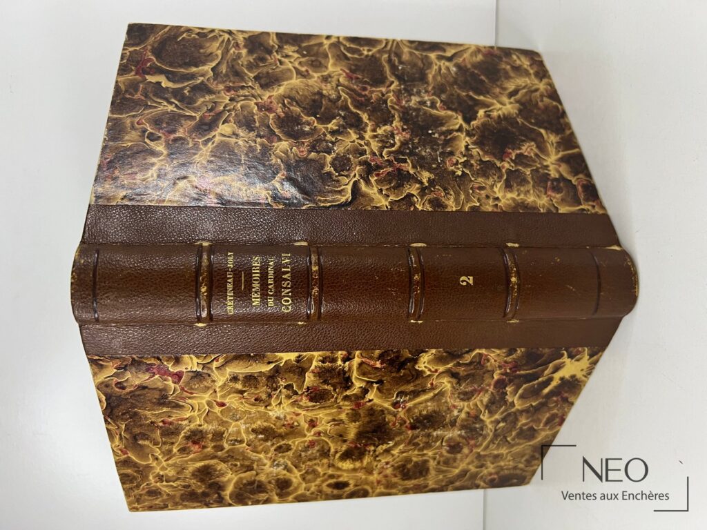 Reliure marbrée et dos doré du tome 2 de Mémoires du cardinal Consalvi