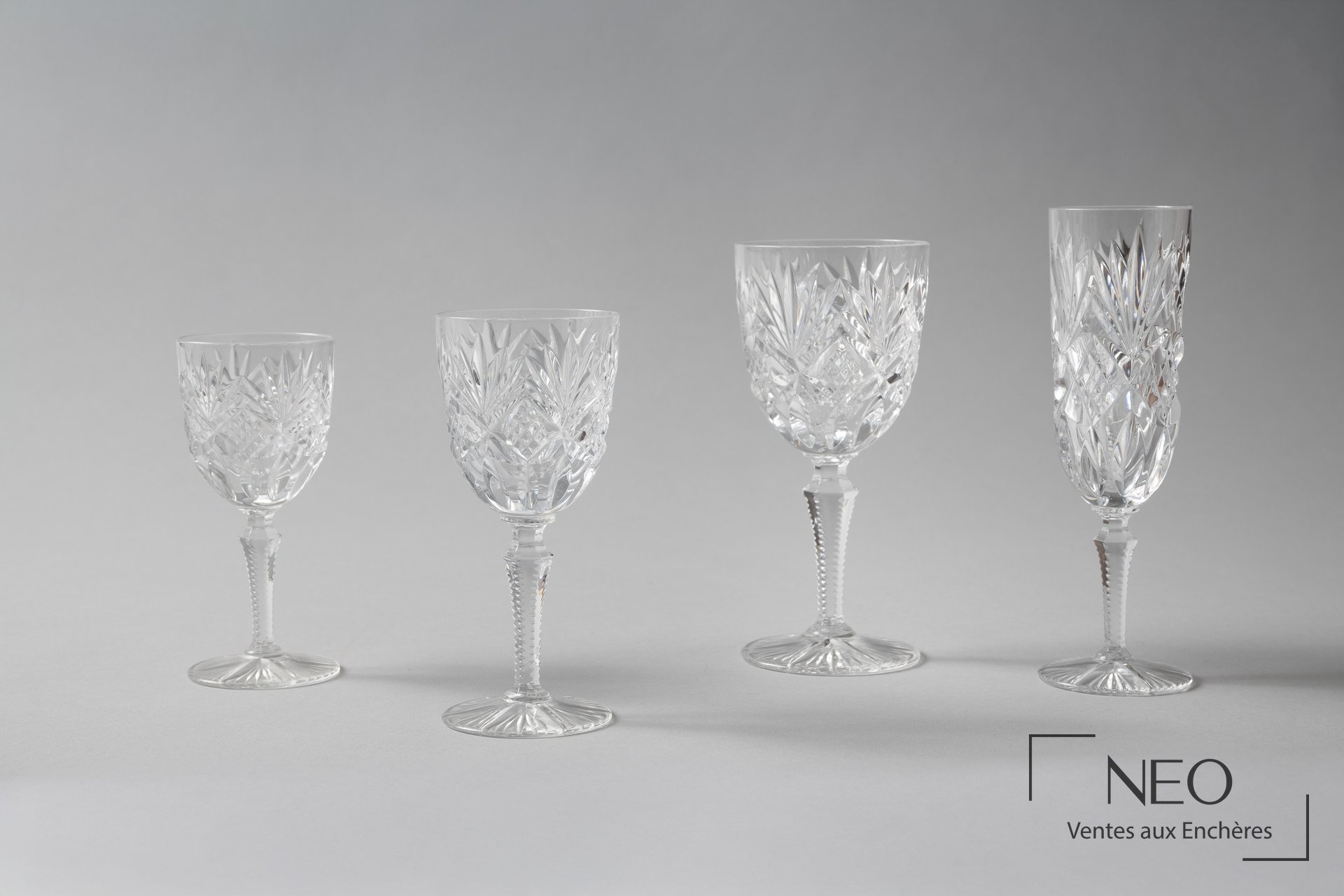 Quatre verres en cristal taillé