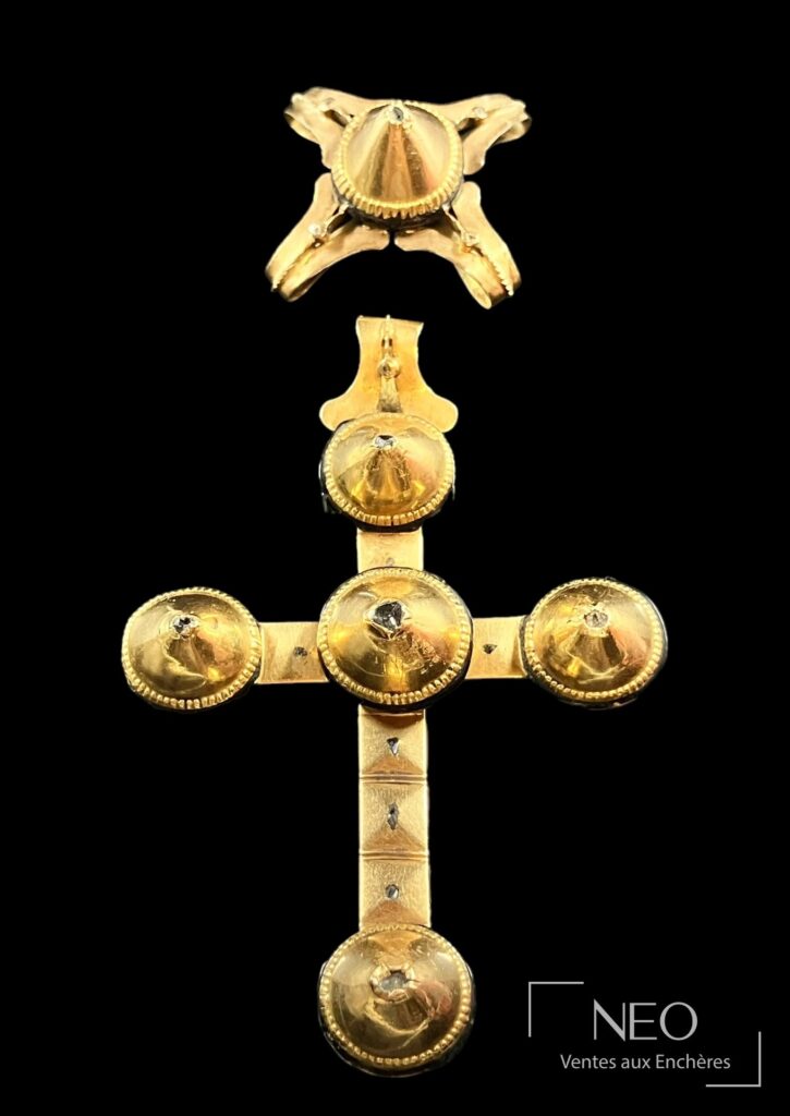 Croix capucine en or jaune à viroles coniques et décor d'émail