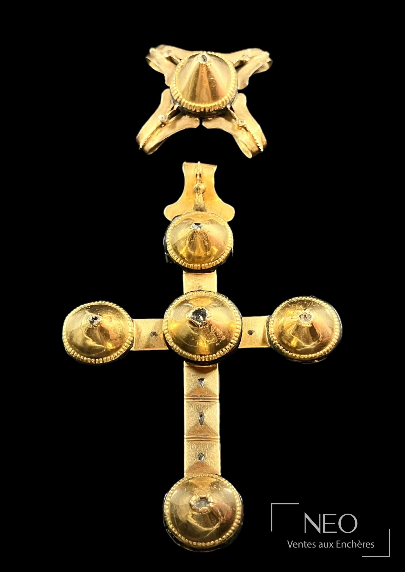 Croix capucine en or jaune à viroles coniques et décor d'émail