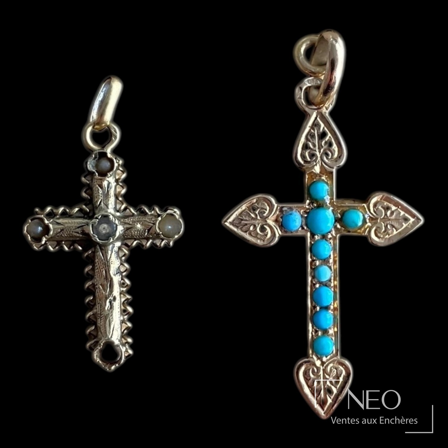 Deux croix pendantes en or sur fond noir