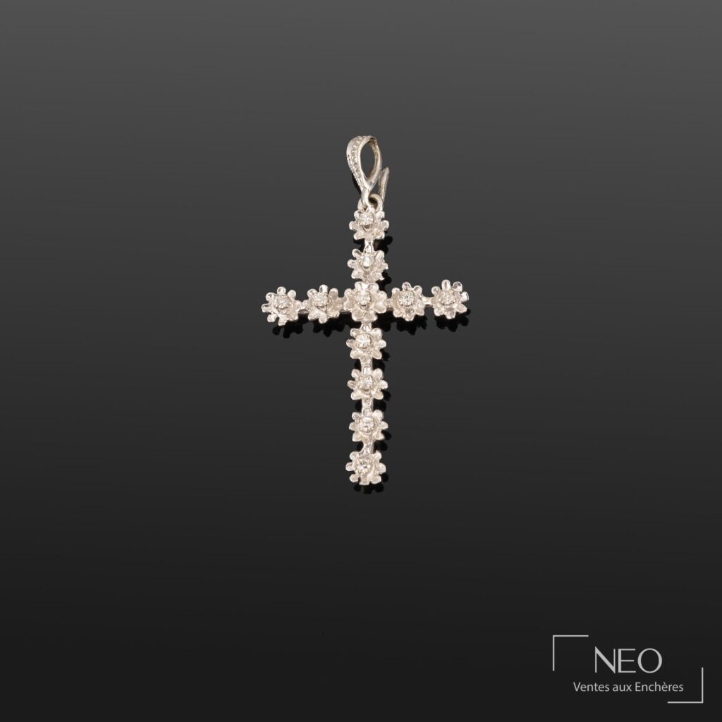 Croix en or gris sertie de pierres blanches