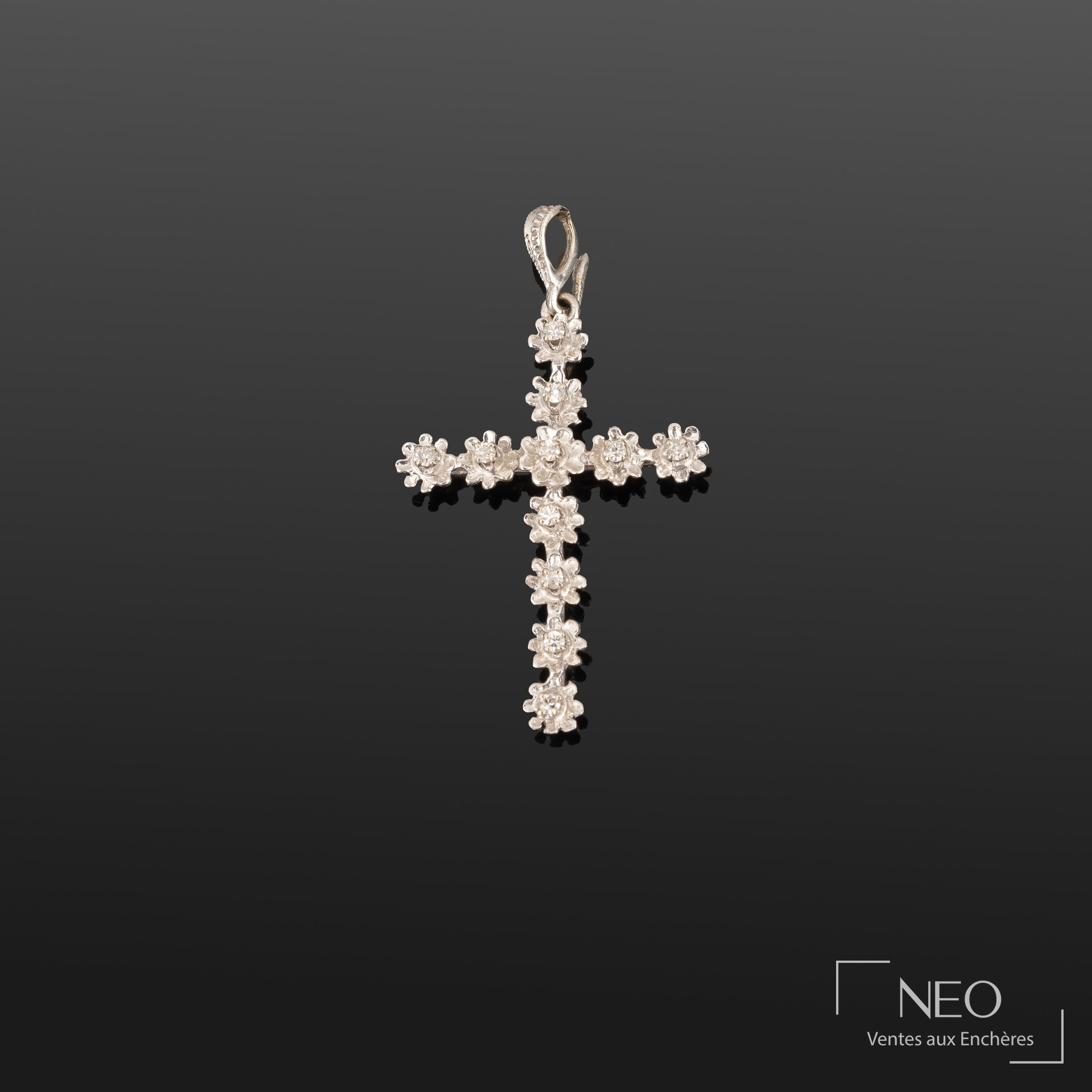 Croix en or gris sertie de pierres blanches