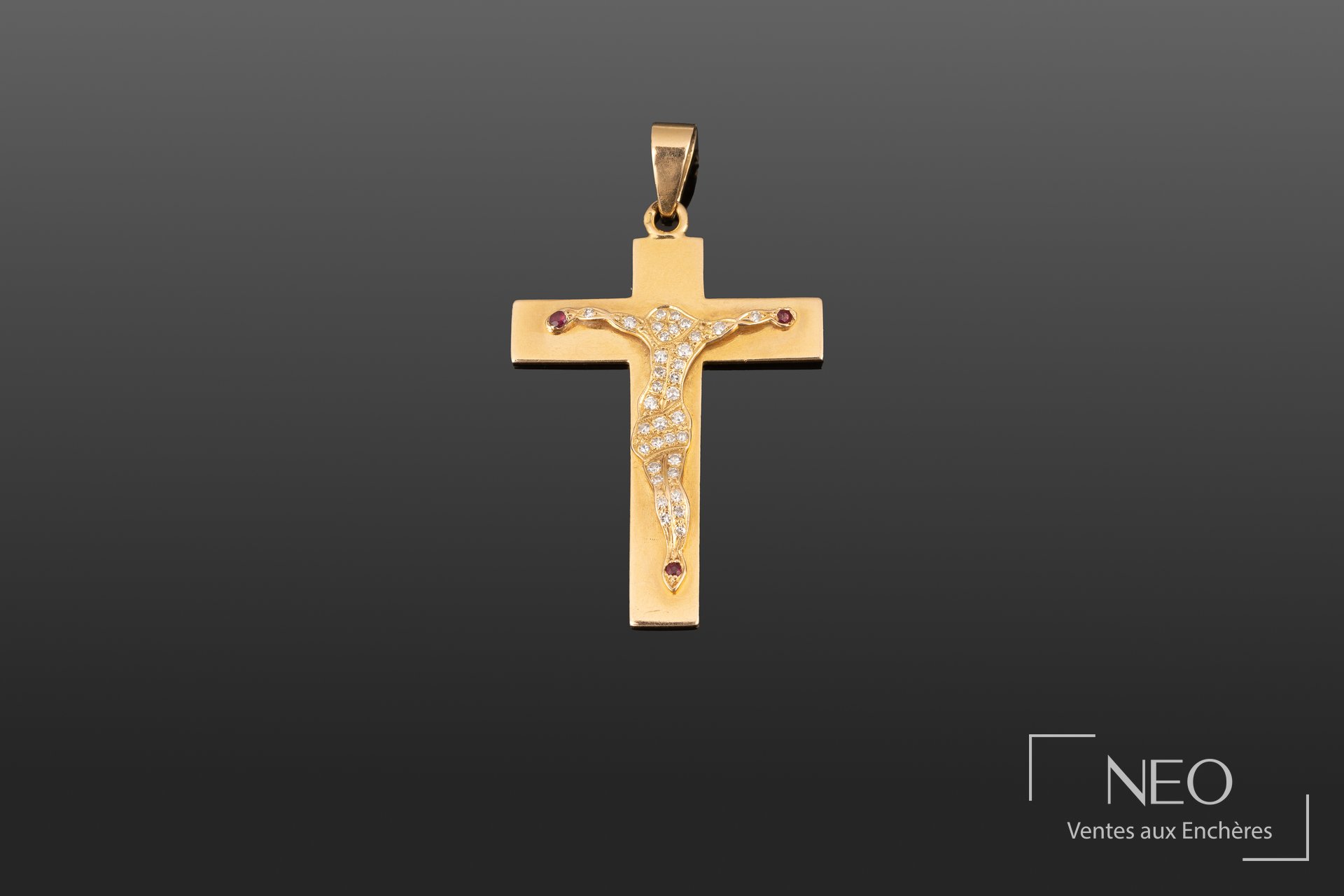 Croix en or jaune sertie de diamants et ponctuée de rubis