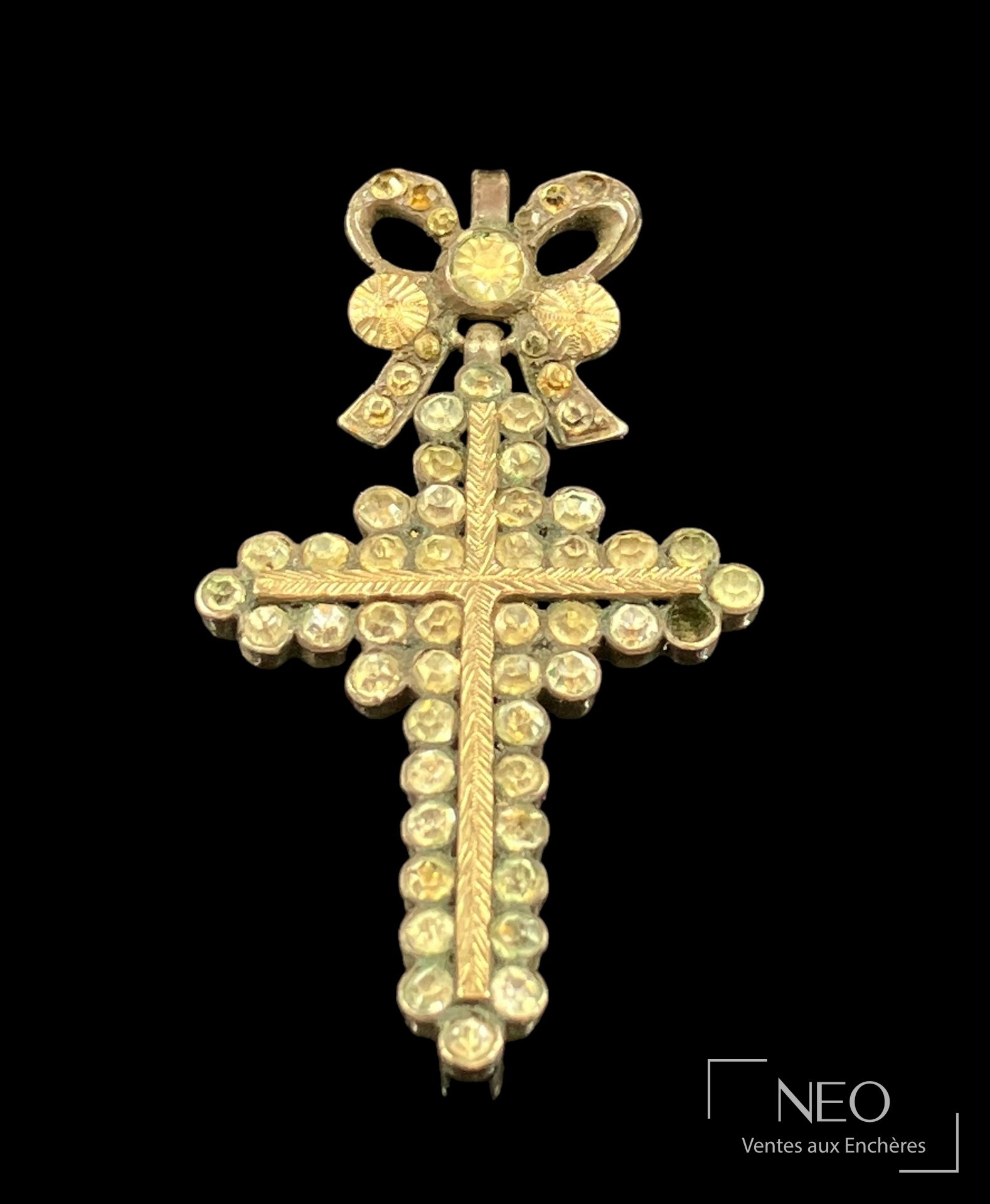 Croix Marie-Antoinette en argent et or jaune sertie de pierres incolores sur fond noir