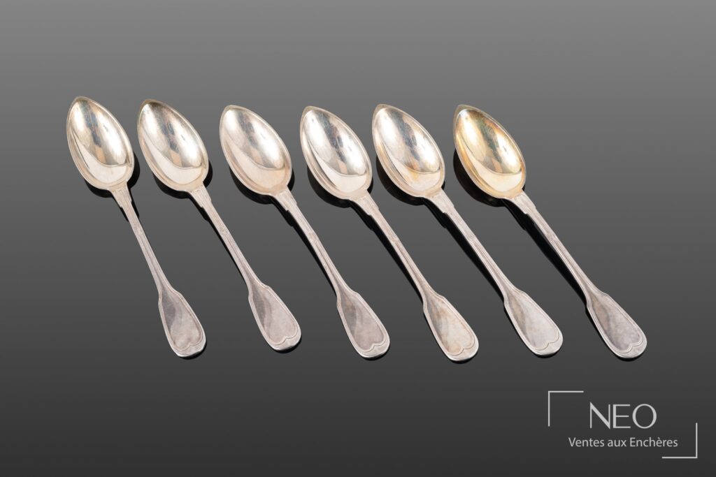 Six cuillères à moka en vermeil disposées de face sur fond gris