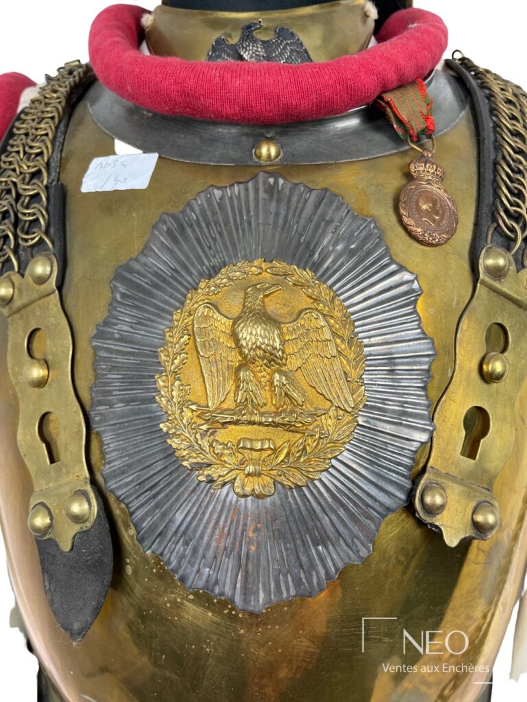 Cuirasse de carabinier Second Empire en laiton avec aigle central et col rouge