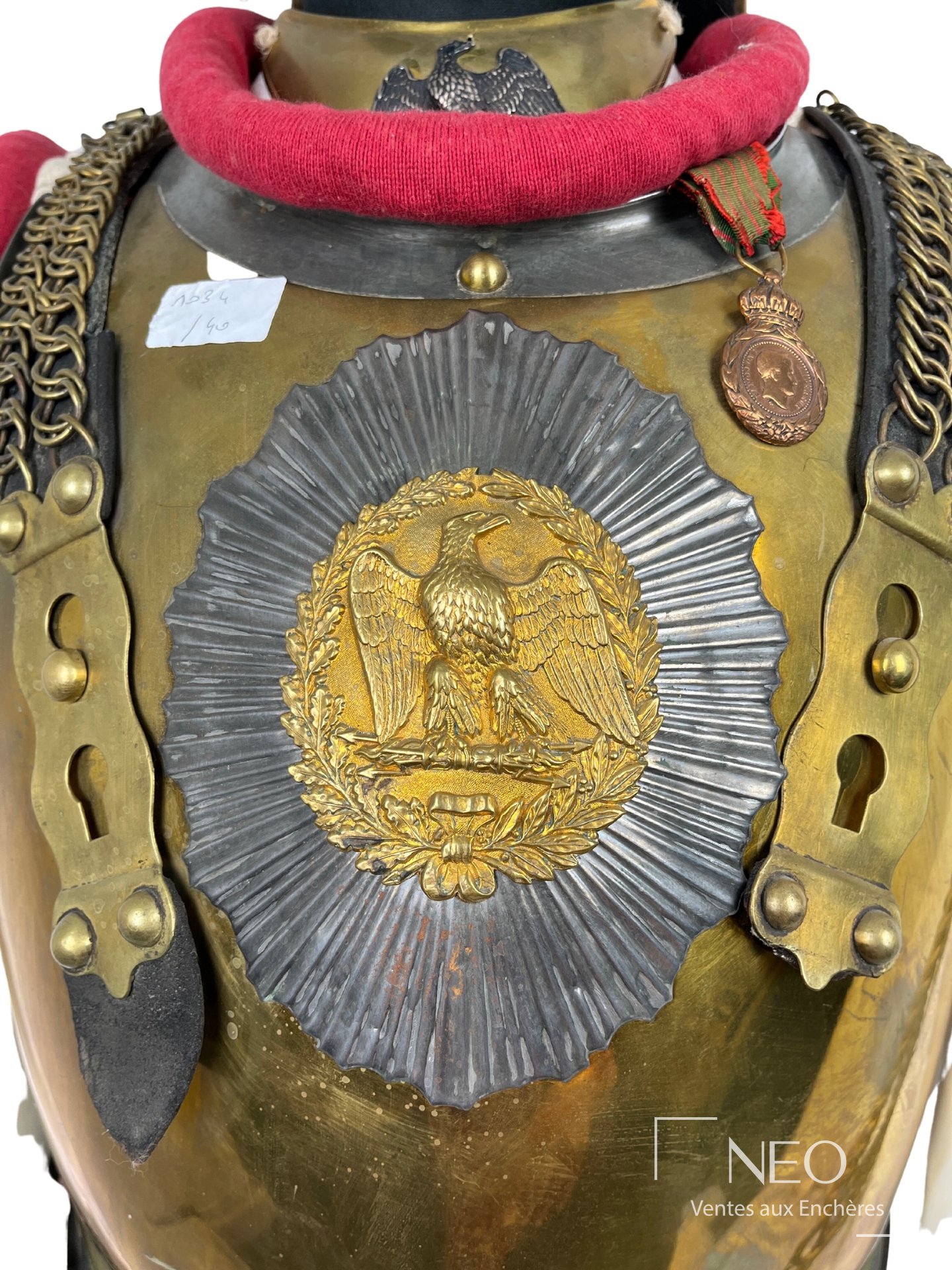 Cuirasse de carabinier Second Empire en laiton avec aigle central et col rouge